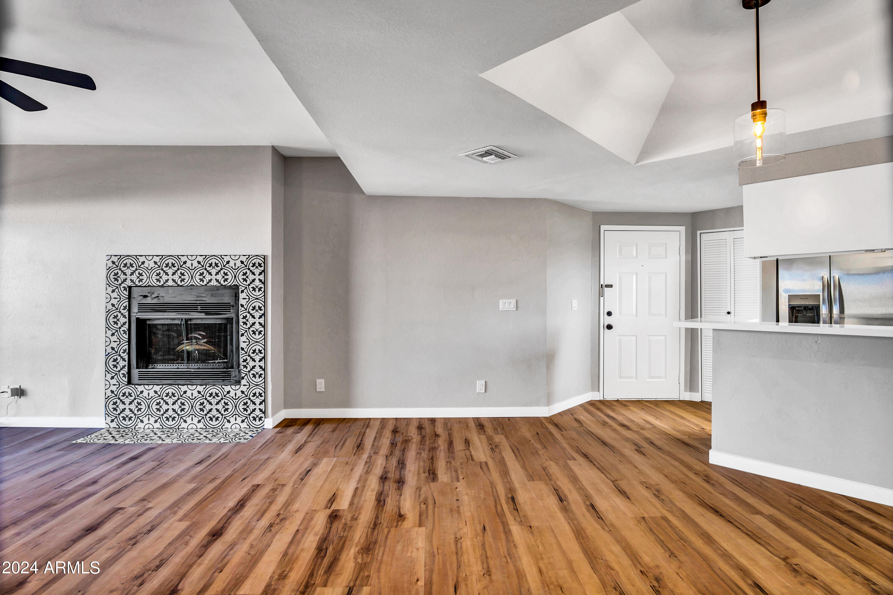 1352 E HIGHLAND Avenue, 212