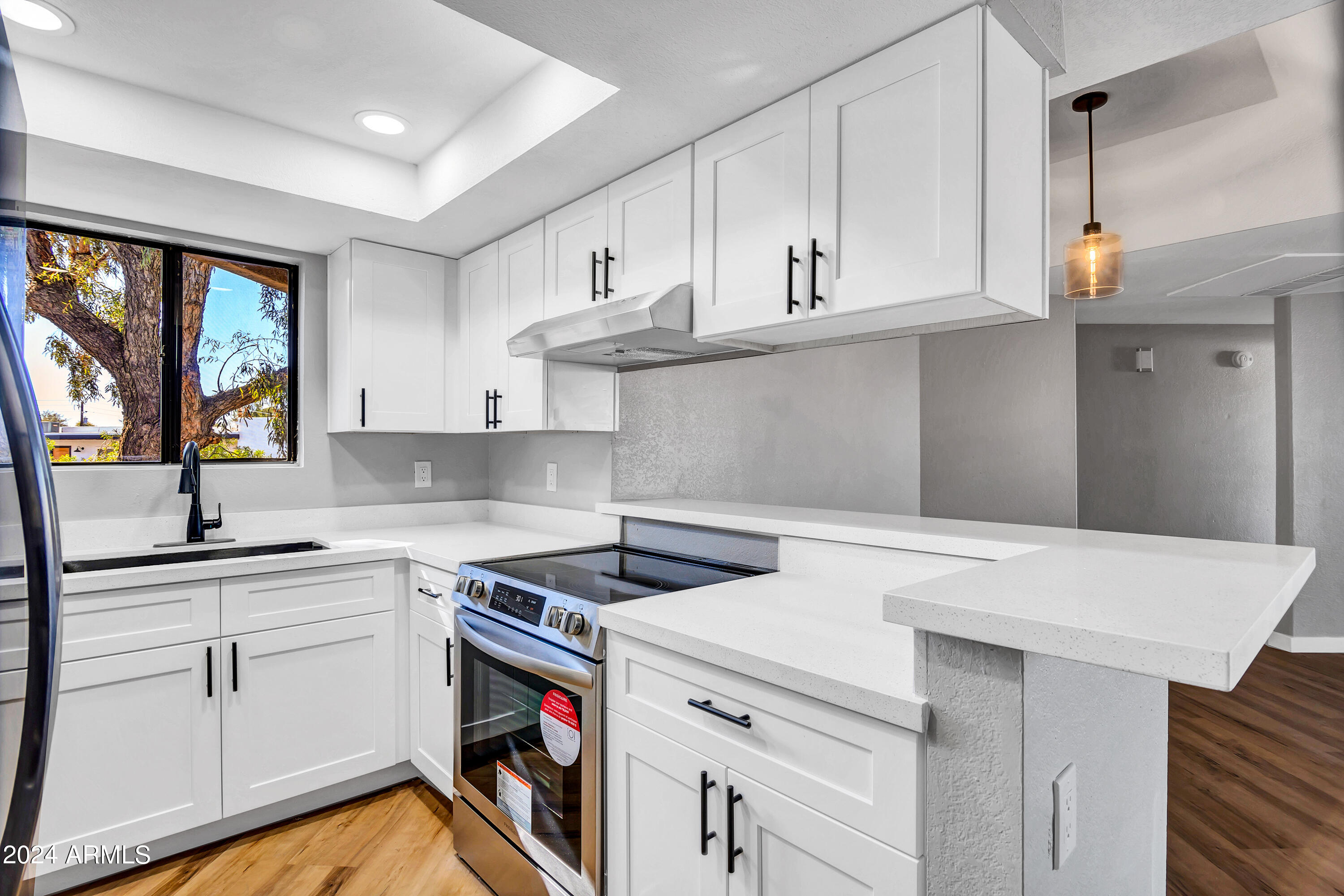 1352 E HIGHLAND Avenue, 212