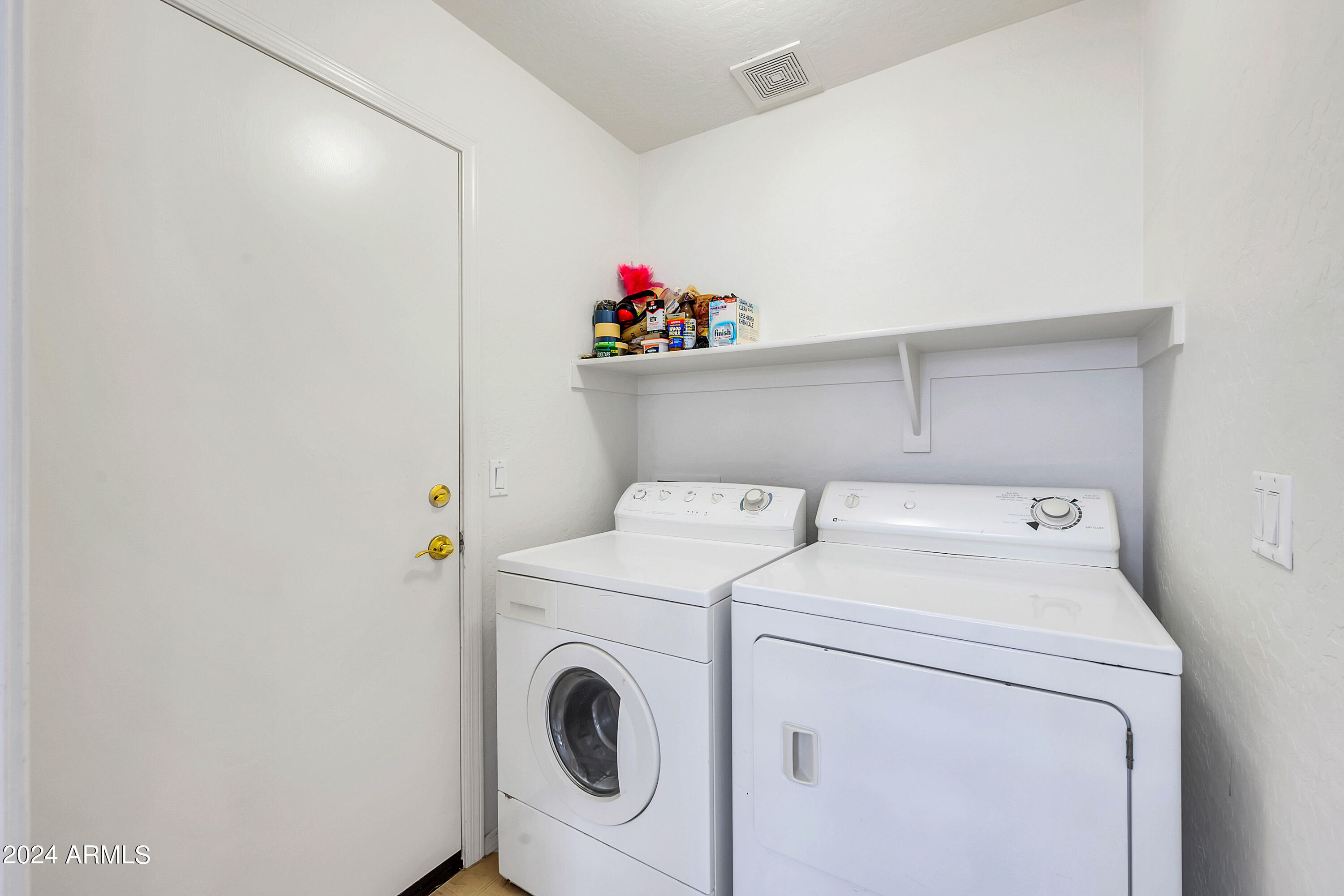 2717 E HARTFORD Avenue