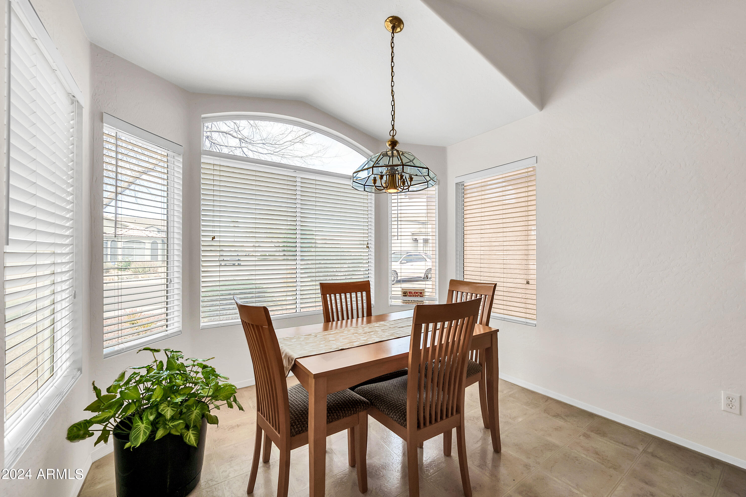 2717 E HARTFORD Avenue