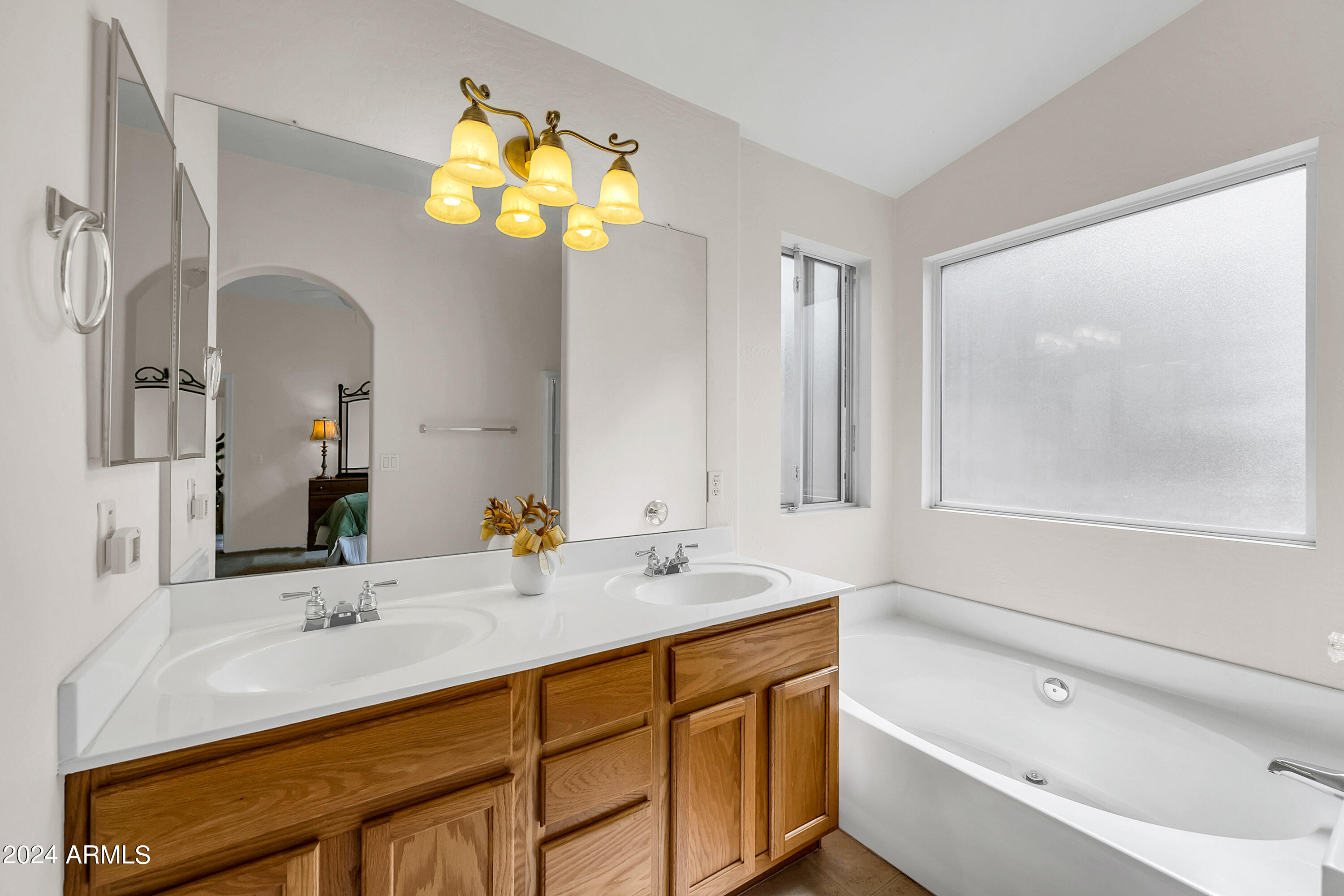 2717 E HARTFORD Avenue