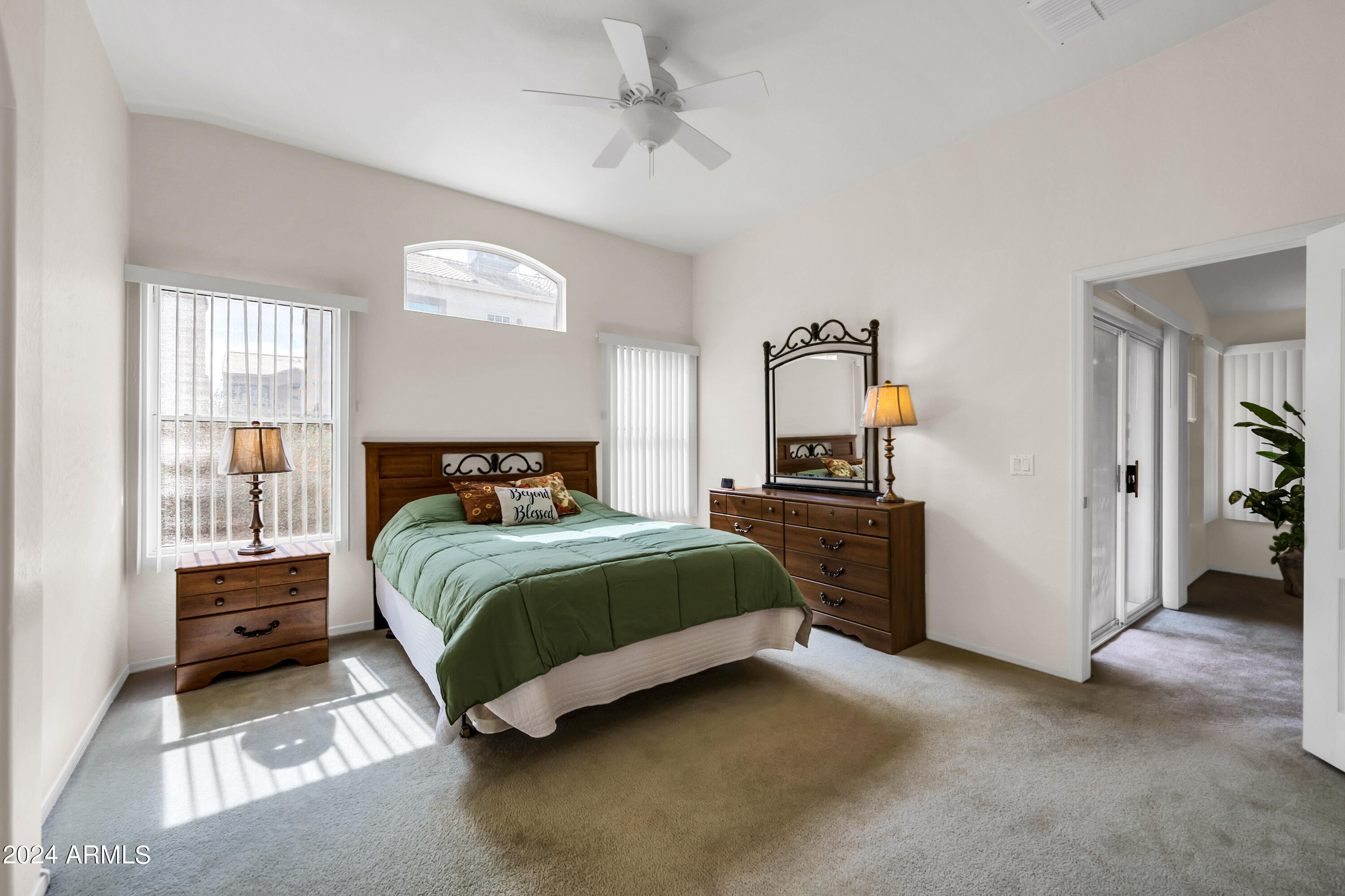 2717 E HARTFORD Avenue