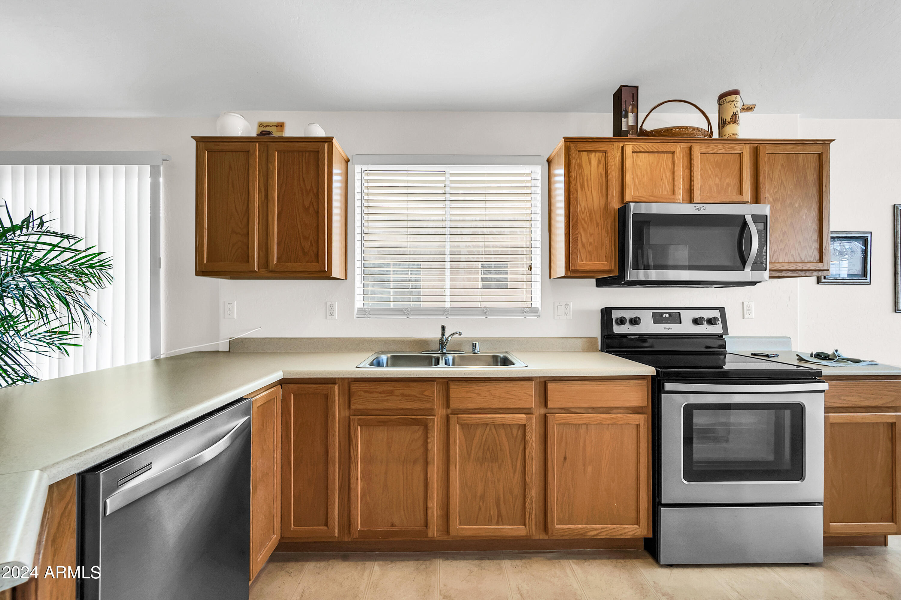 2717 E HARTFORD Avenue