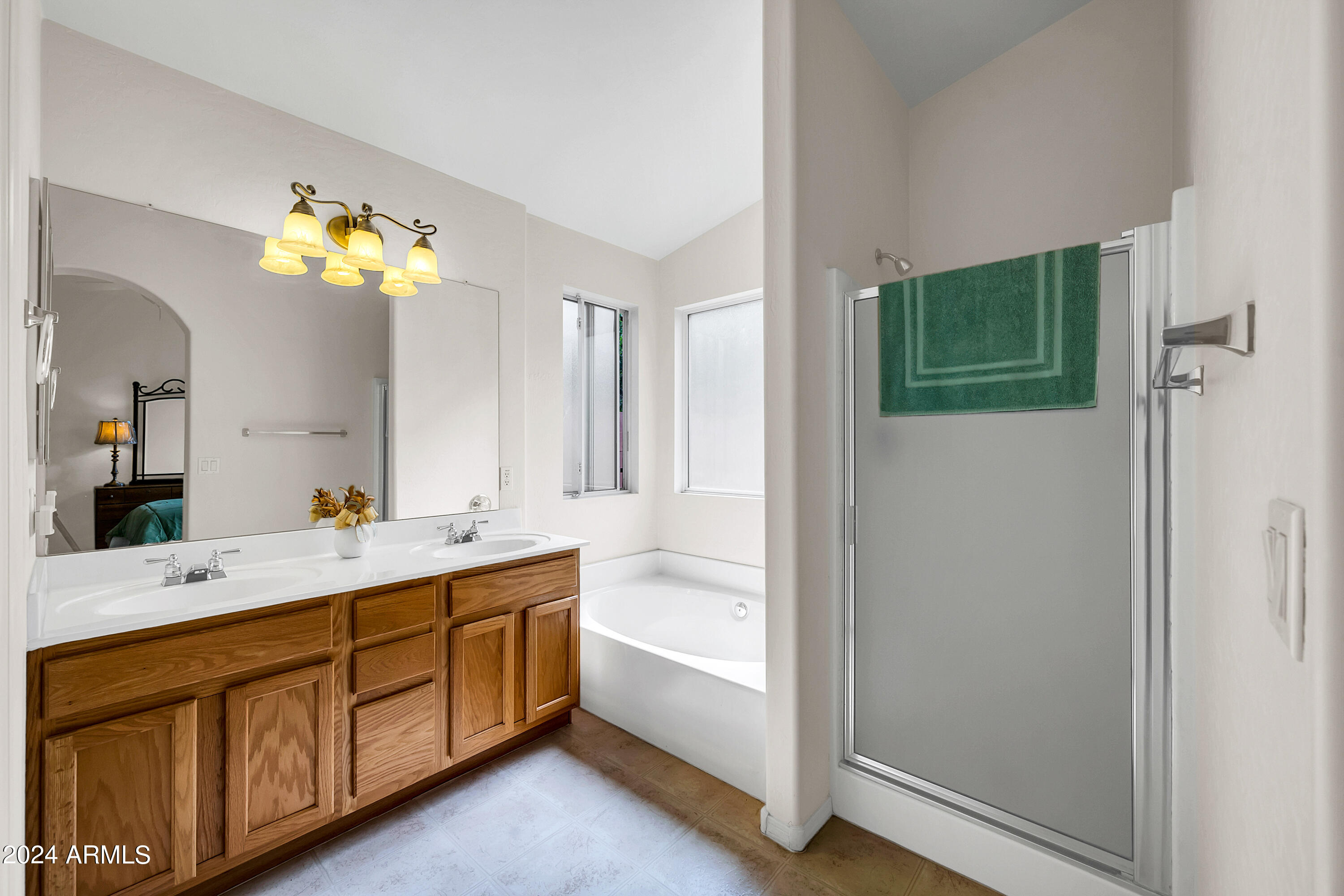 2717 E HARTFORD Avenue