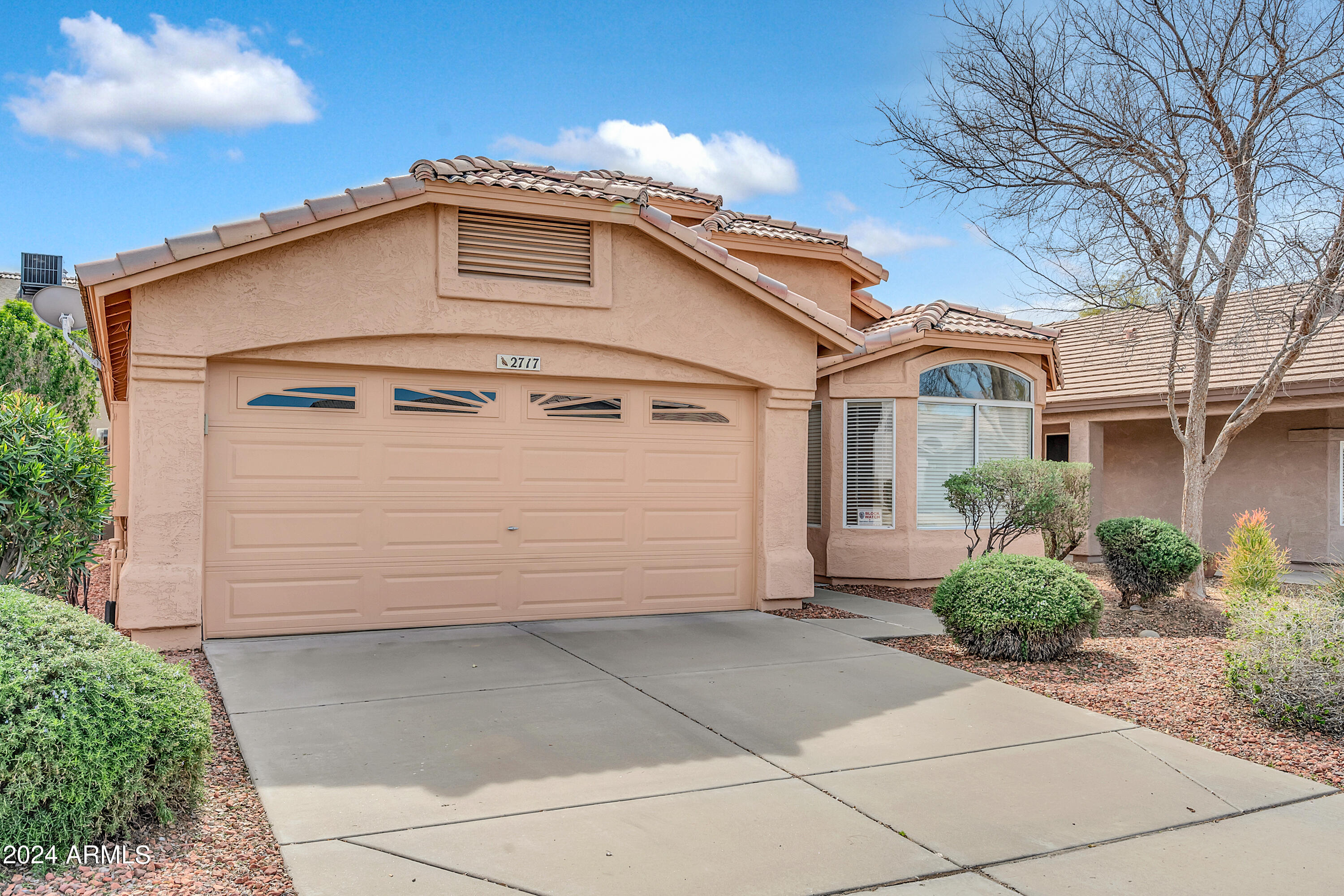 2717 E HARTFORD Avenue