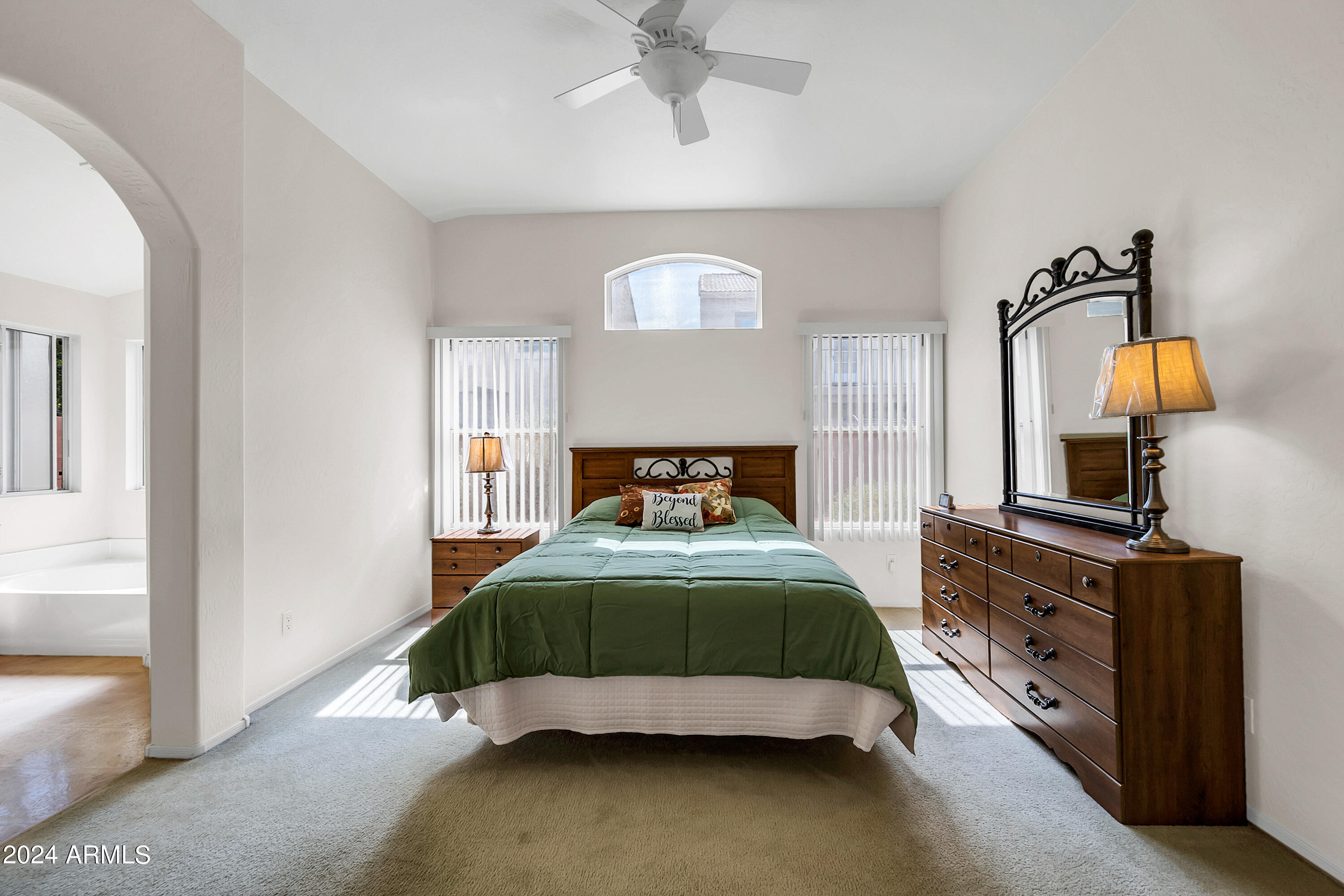 2717 E HARTFORD Avenue