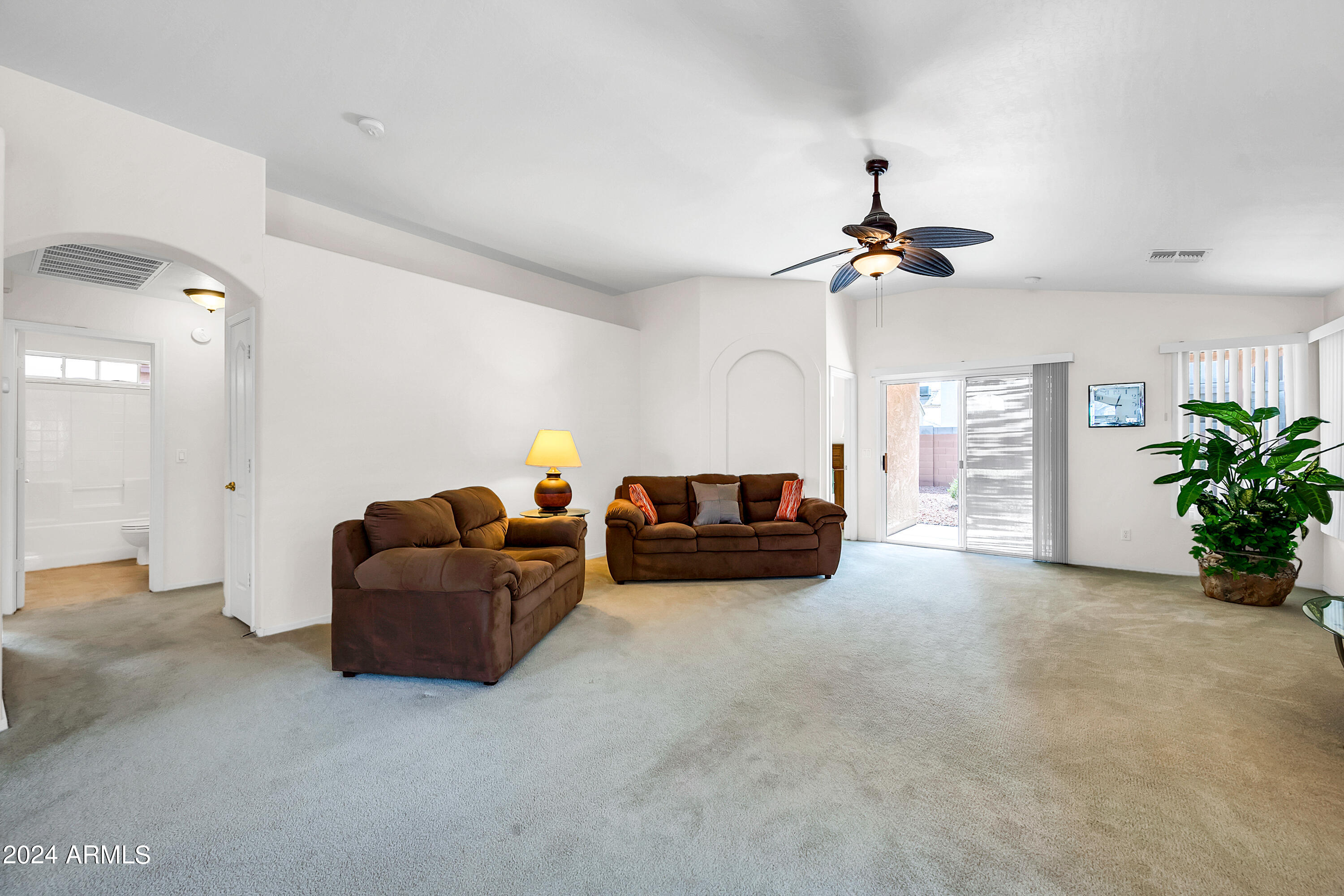 2717 E HARTFORD Avenue