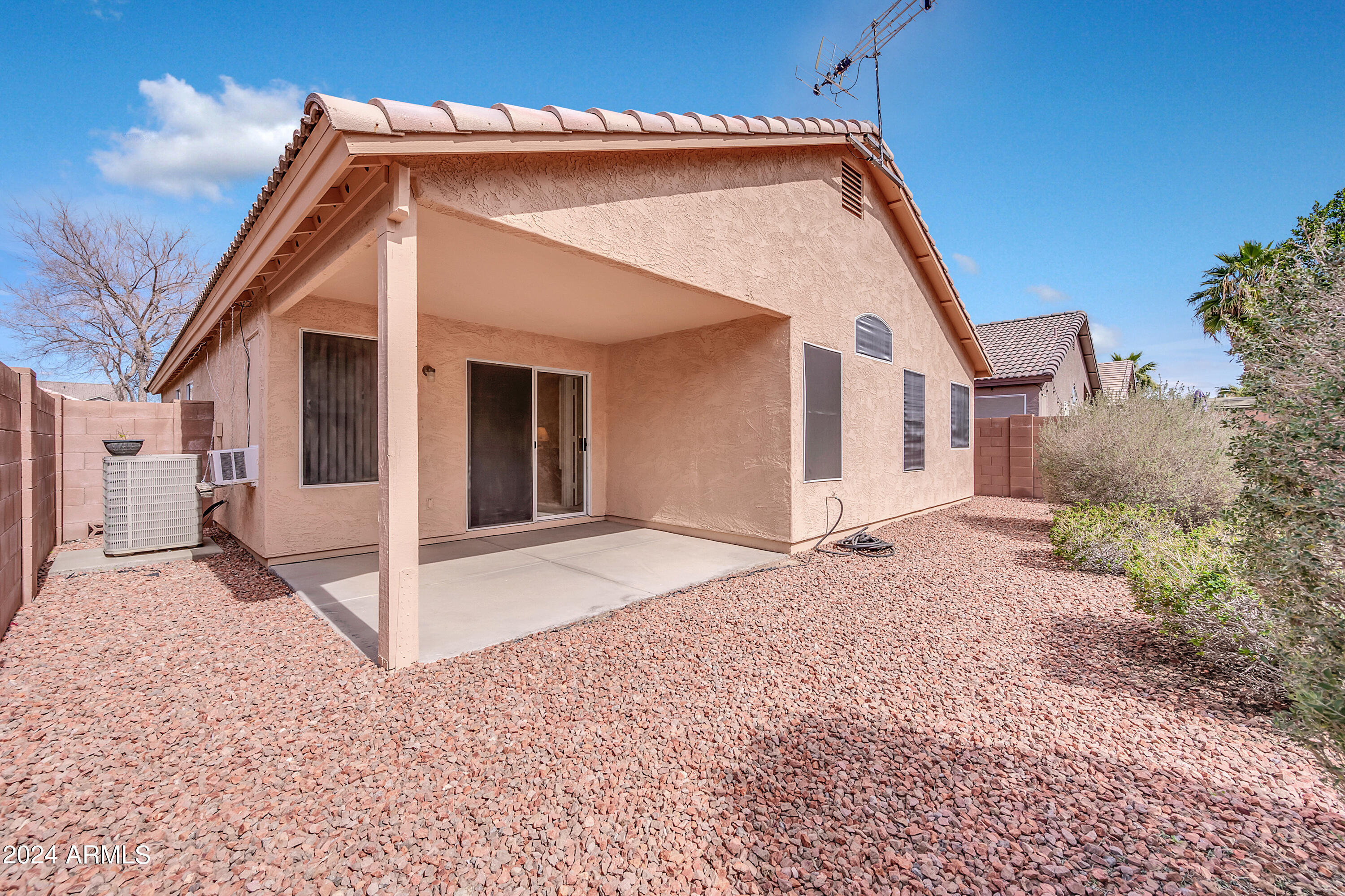 2717 E HARTFORD Avenue