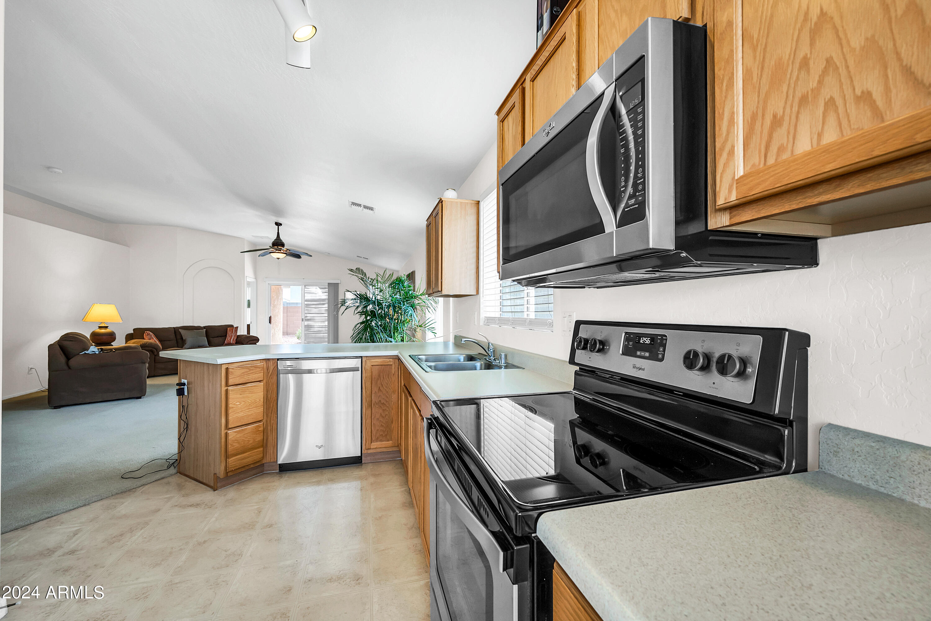 2717 E HARTFORD Avenue