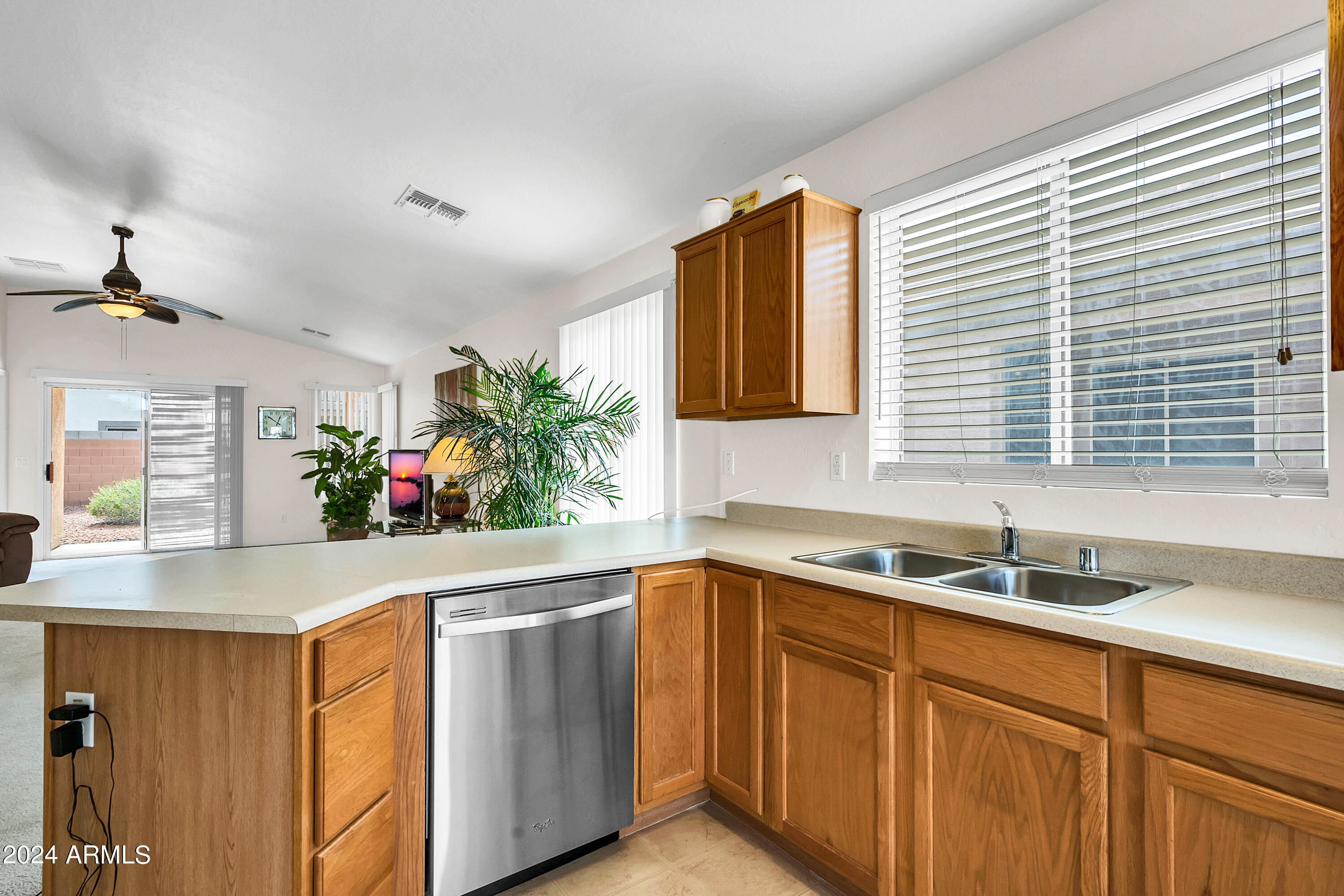 2717 E HARTFORD Avenue