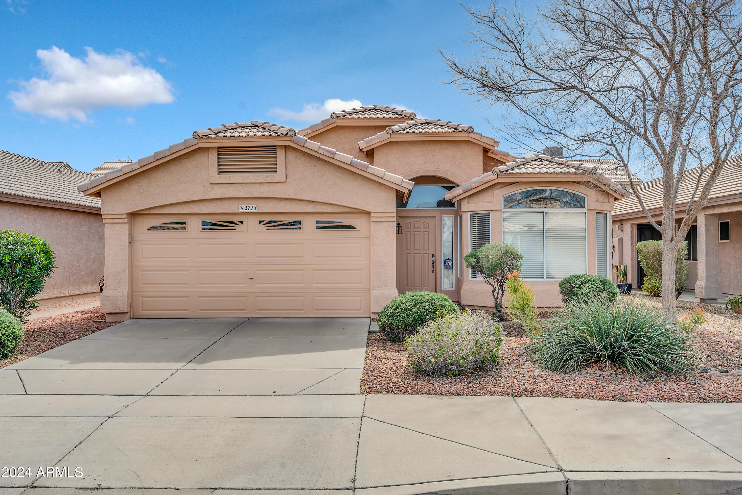 2717 E HARTFORD Avenue