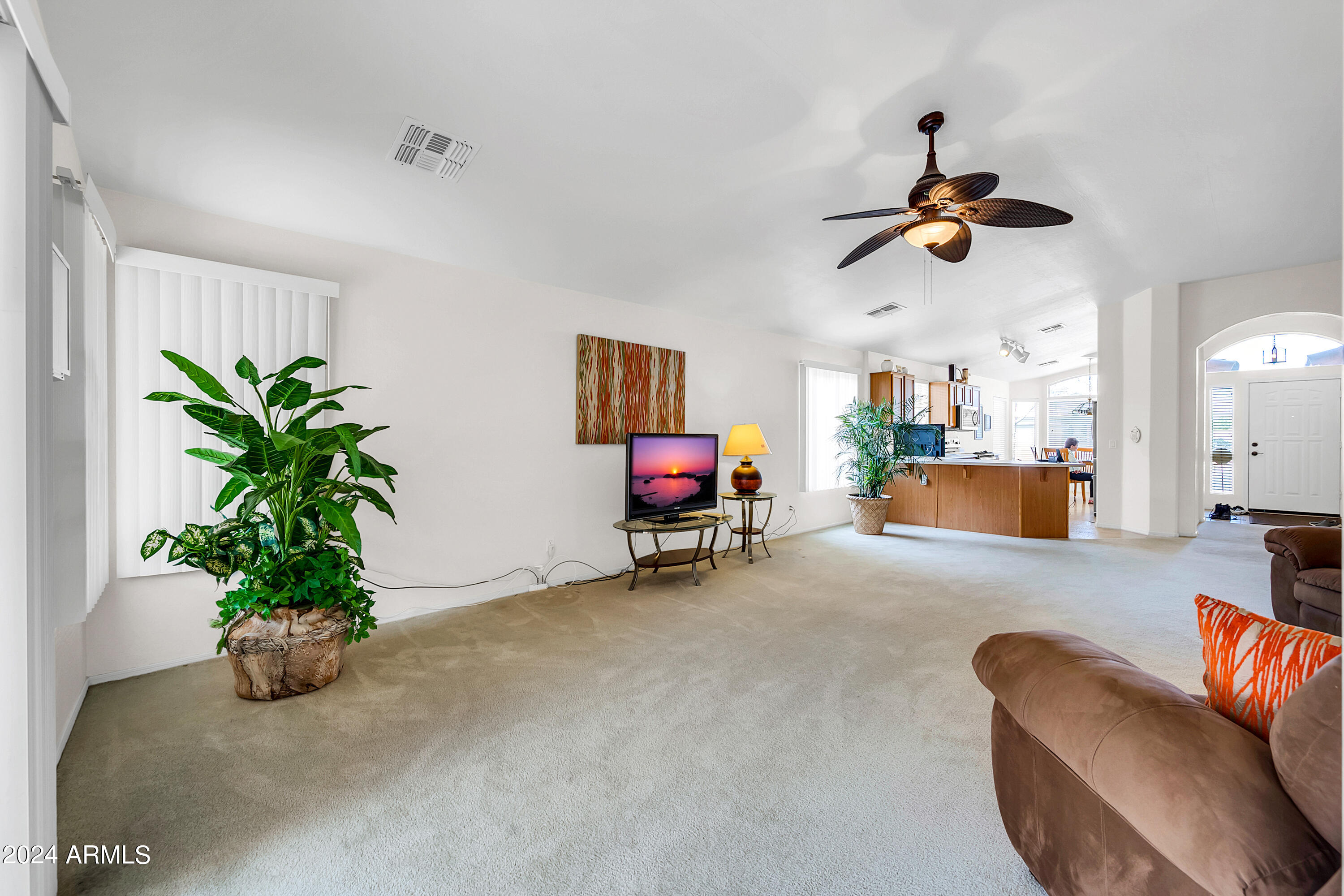 2717 E HARTFORD Avenue