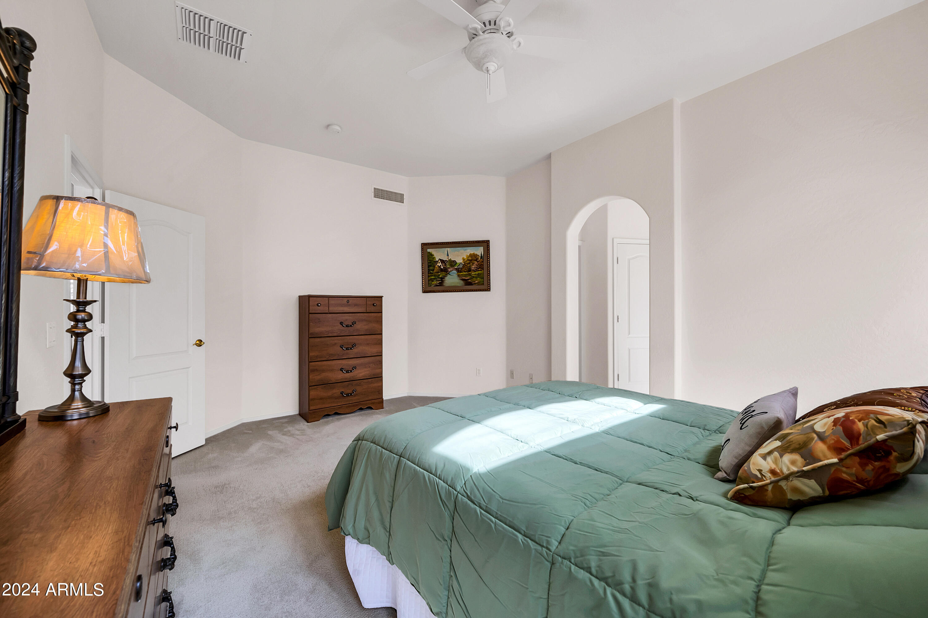 2717 E HARTFORD Avenue