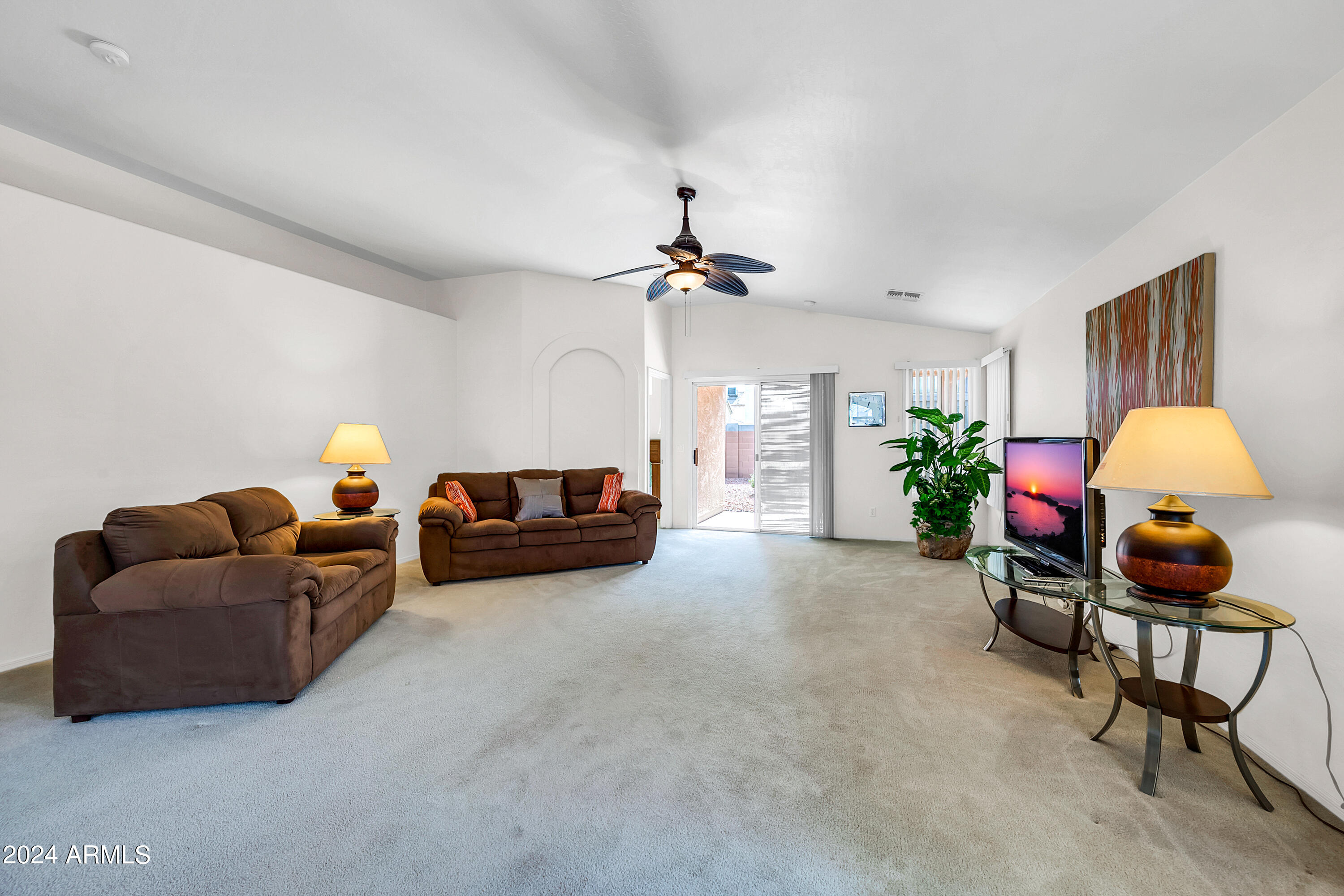 2717 E HARTFORD Avenue