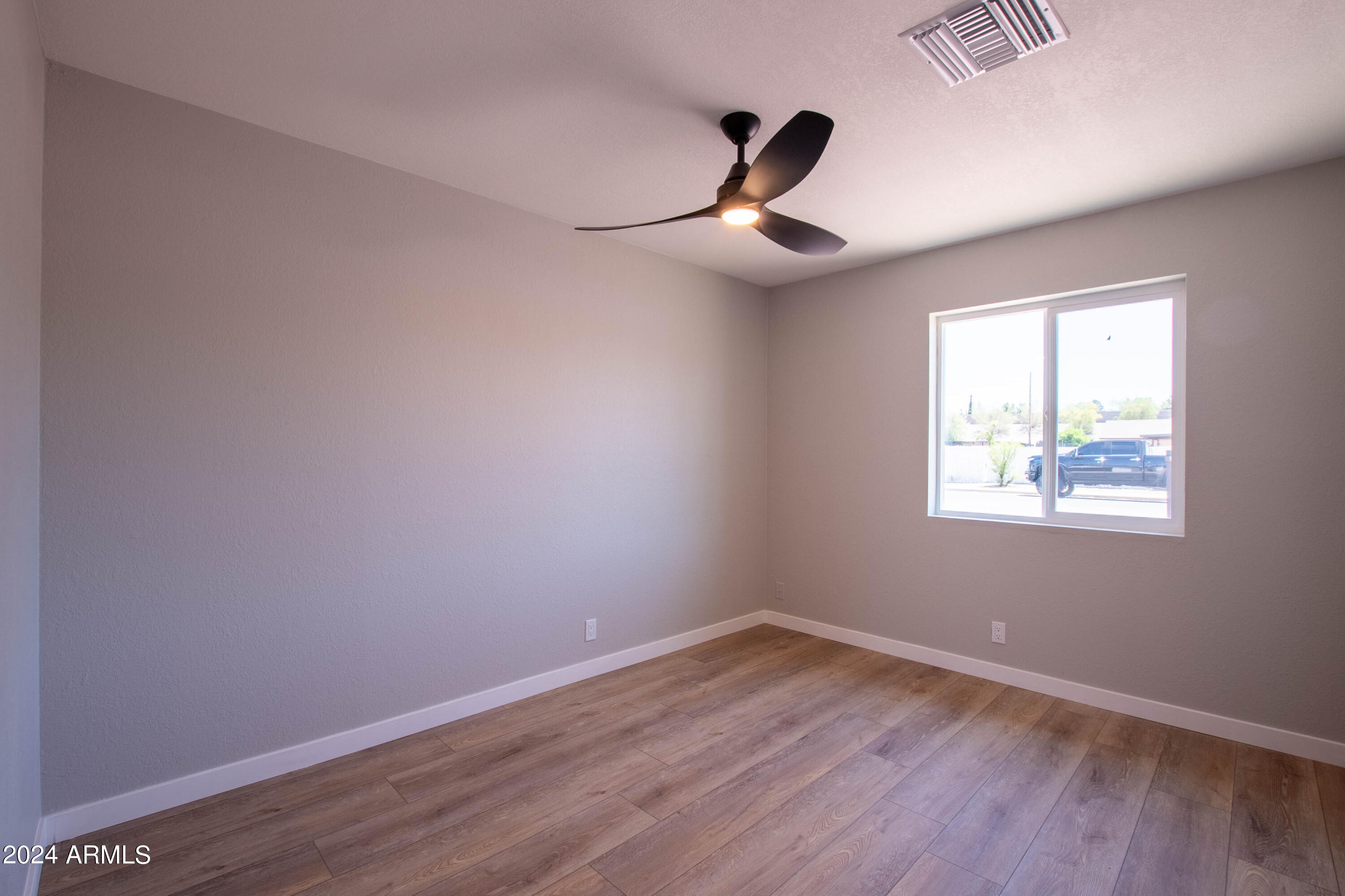 102 W HILLVIEW Street