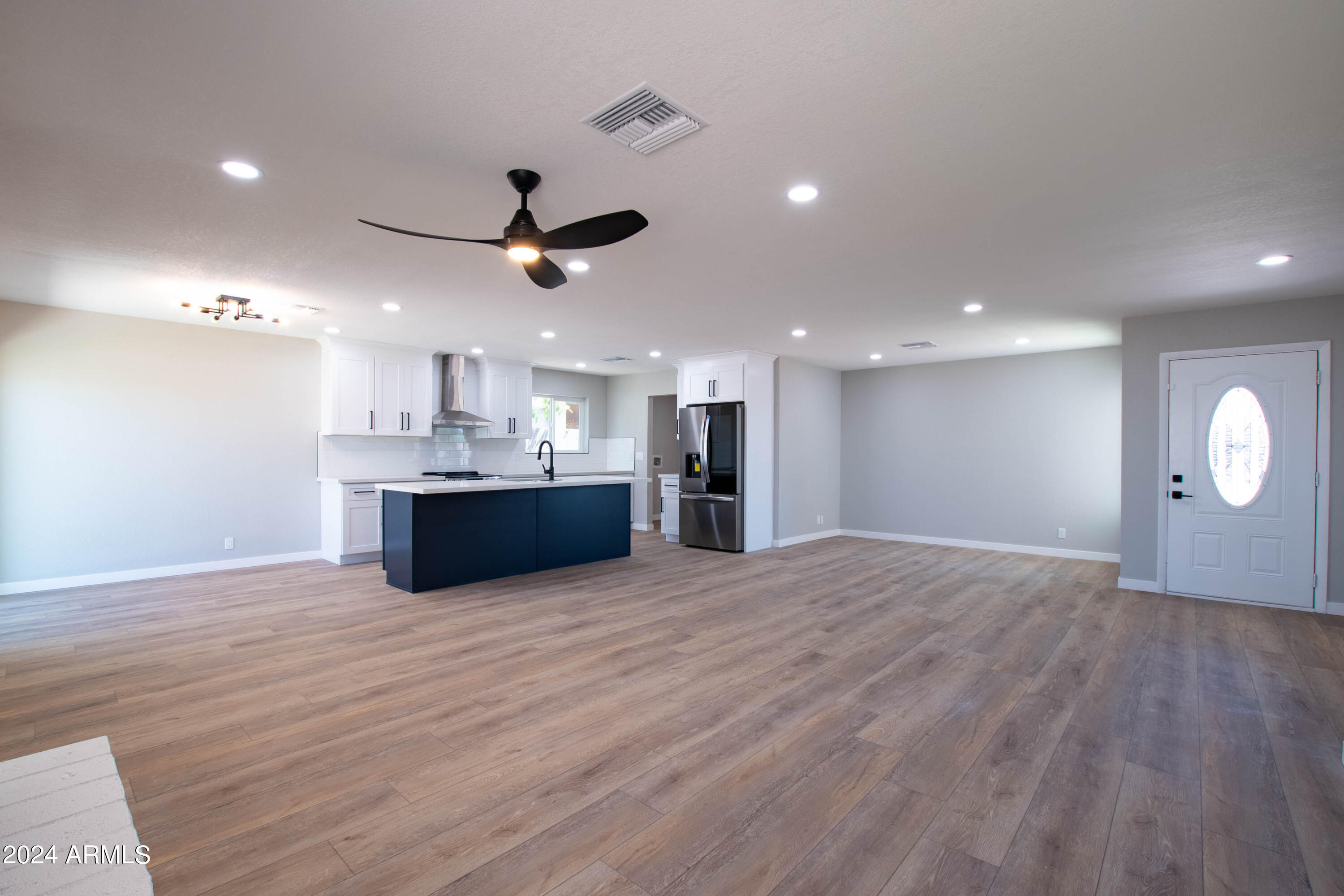 102 W HILLVIEW Street