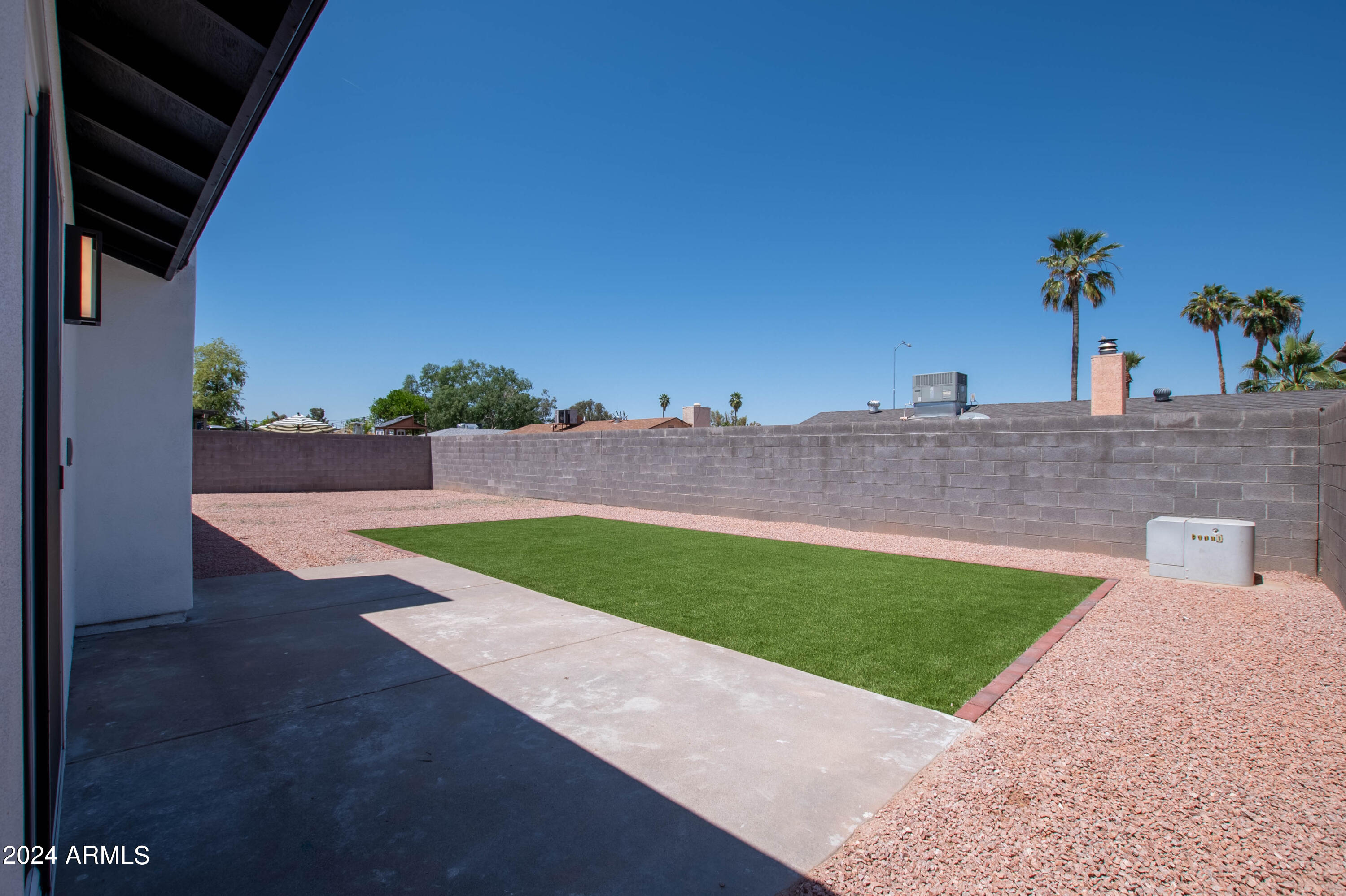 102 W HILLVIEW Street