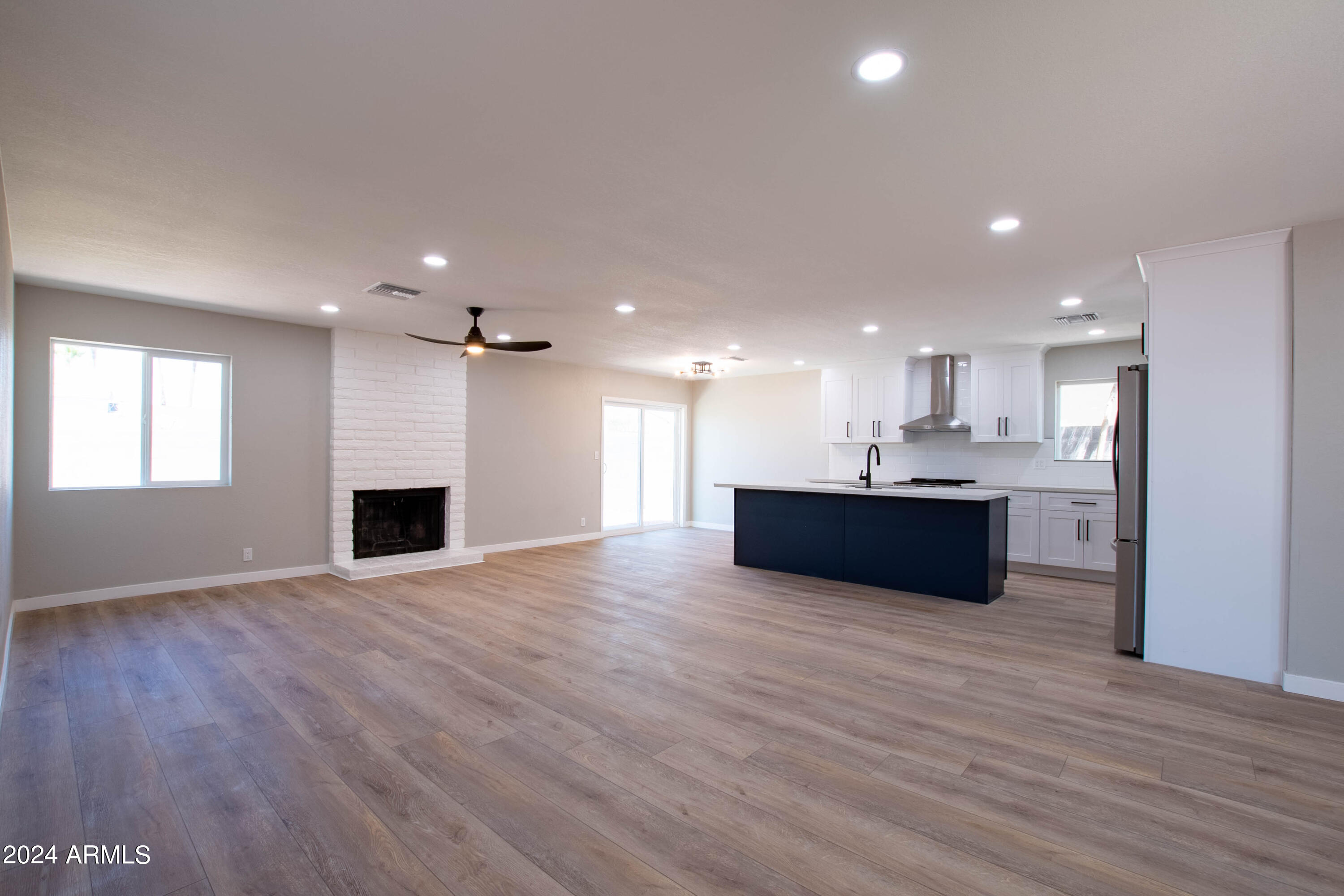 102 W HILLVIEW Street