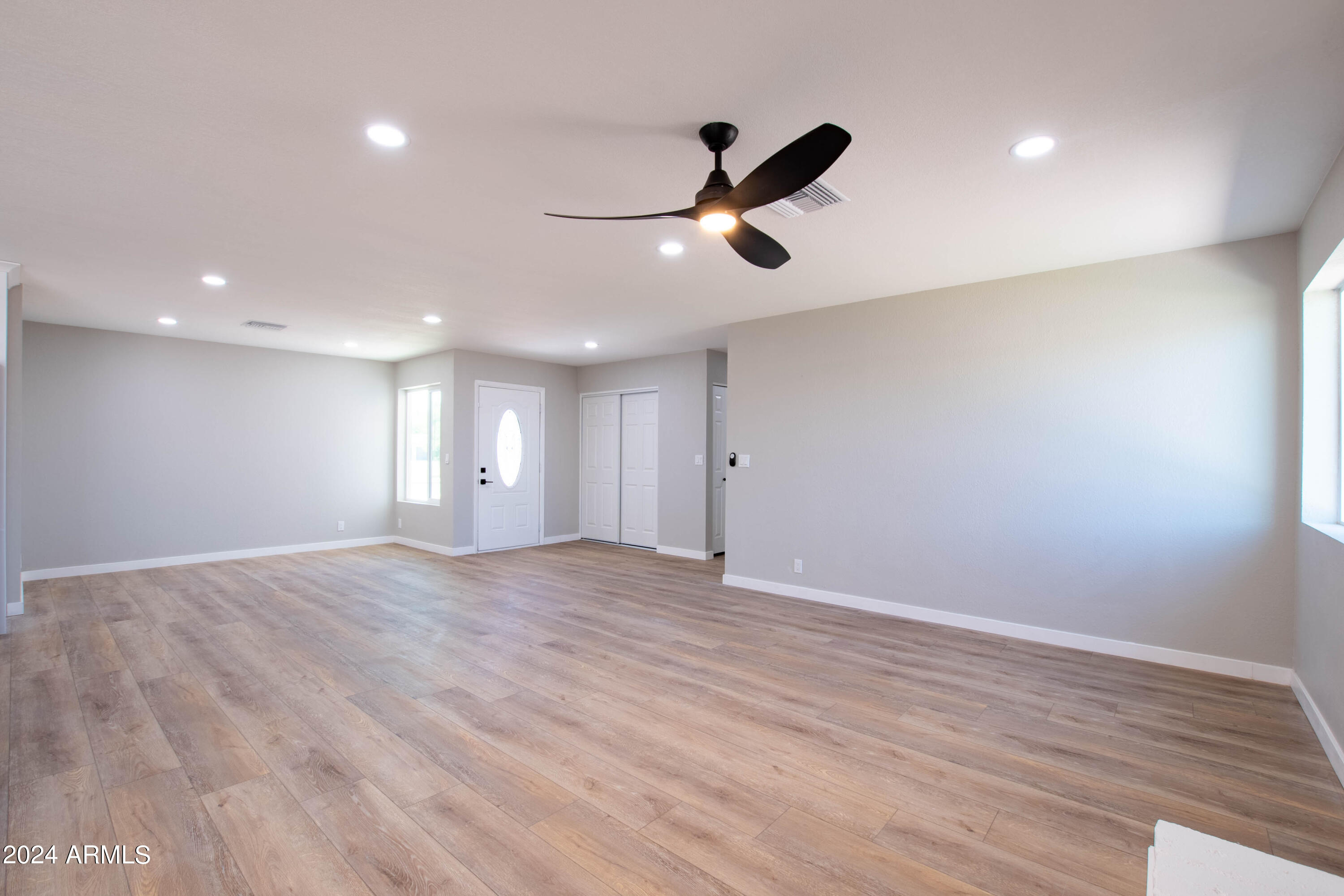 102 W HILLVIEW Street