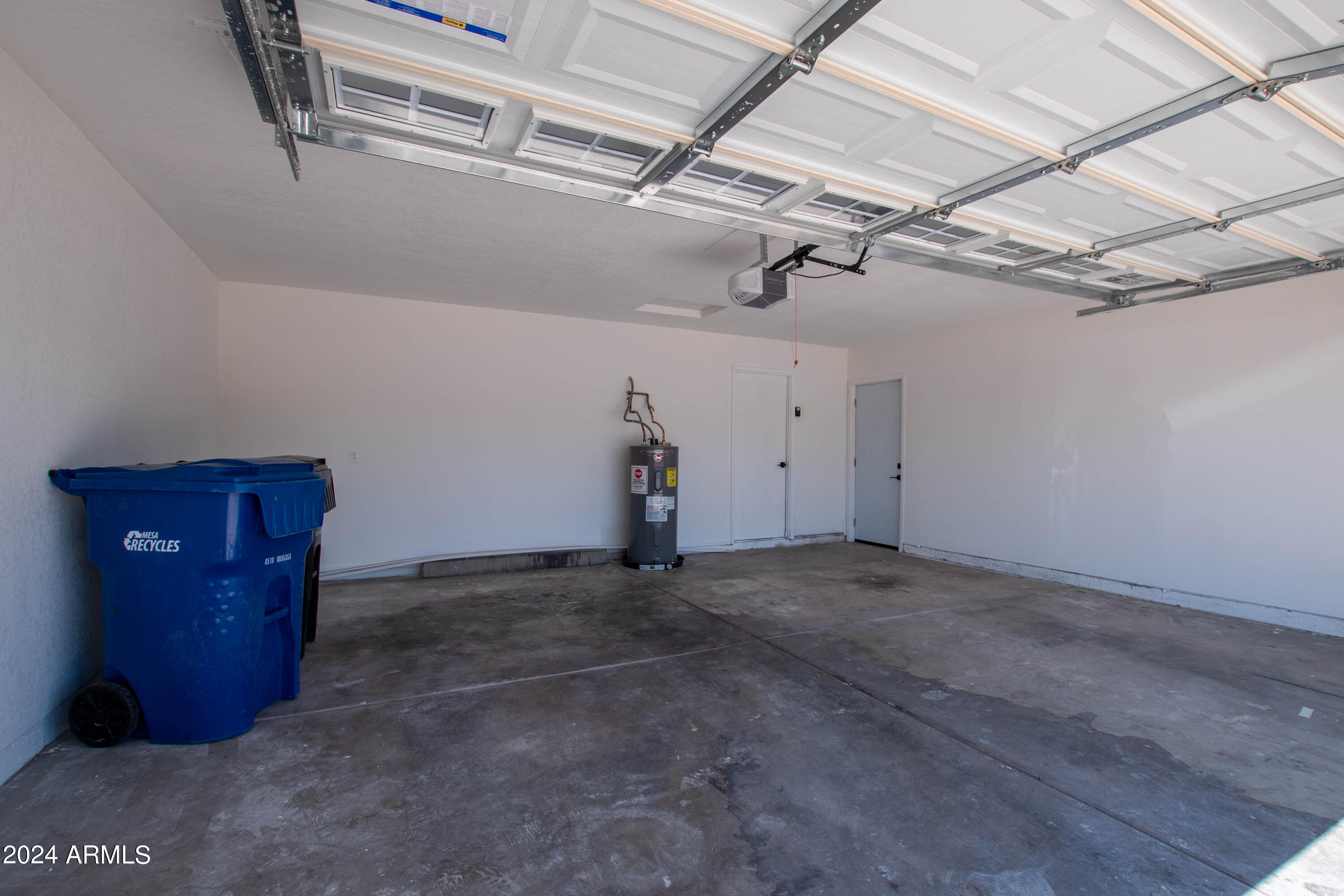 102 W HILLVIEW Street