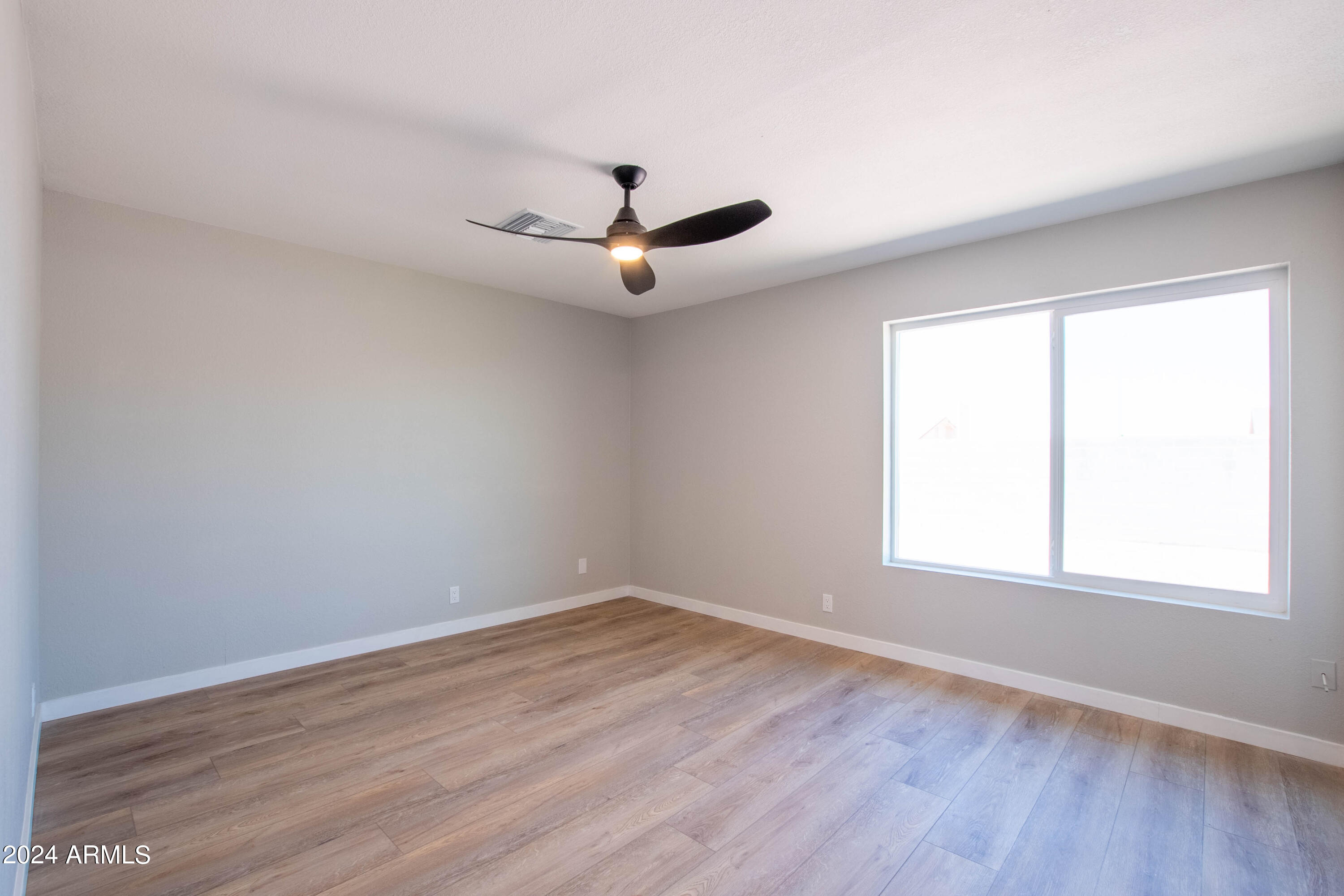 102 W HILLVIEW Street