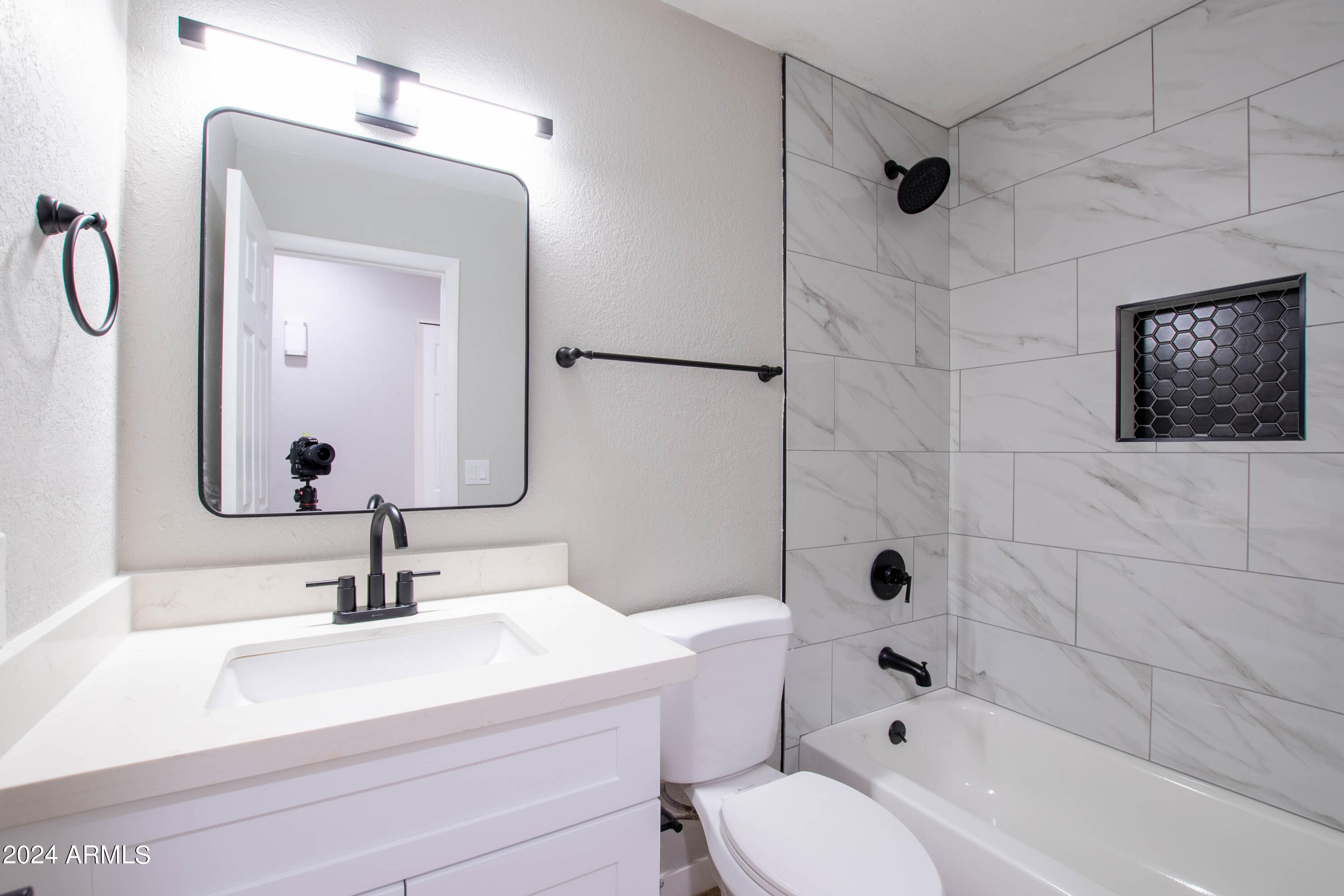 102 W HILLVIEW Street