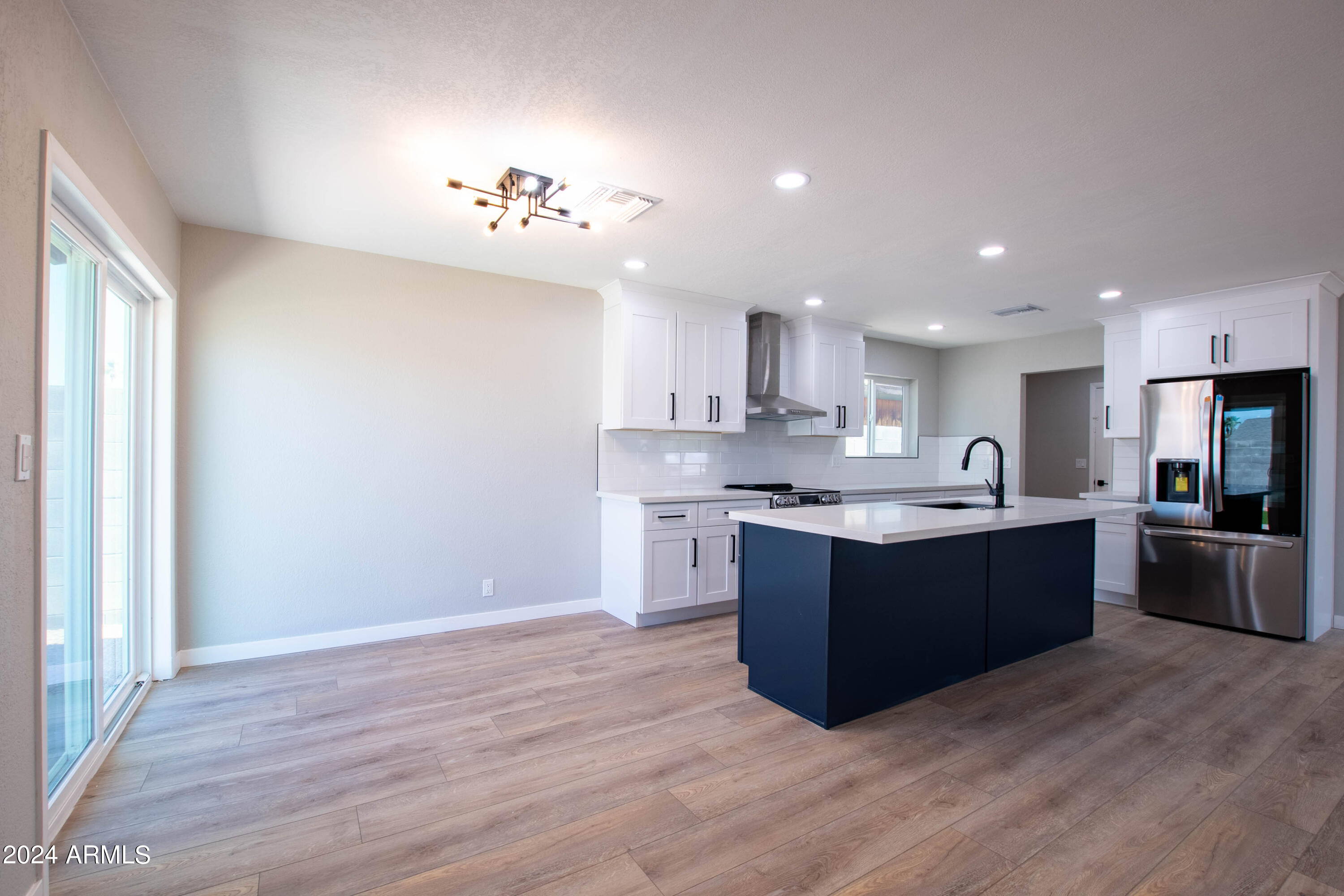 102 W HILLVIEW Street