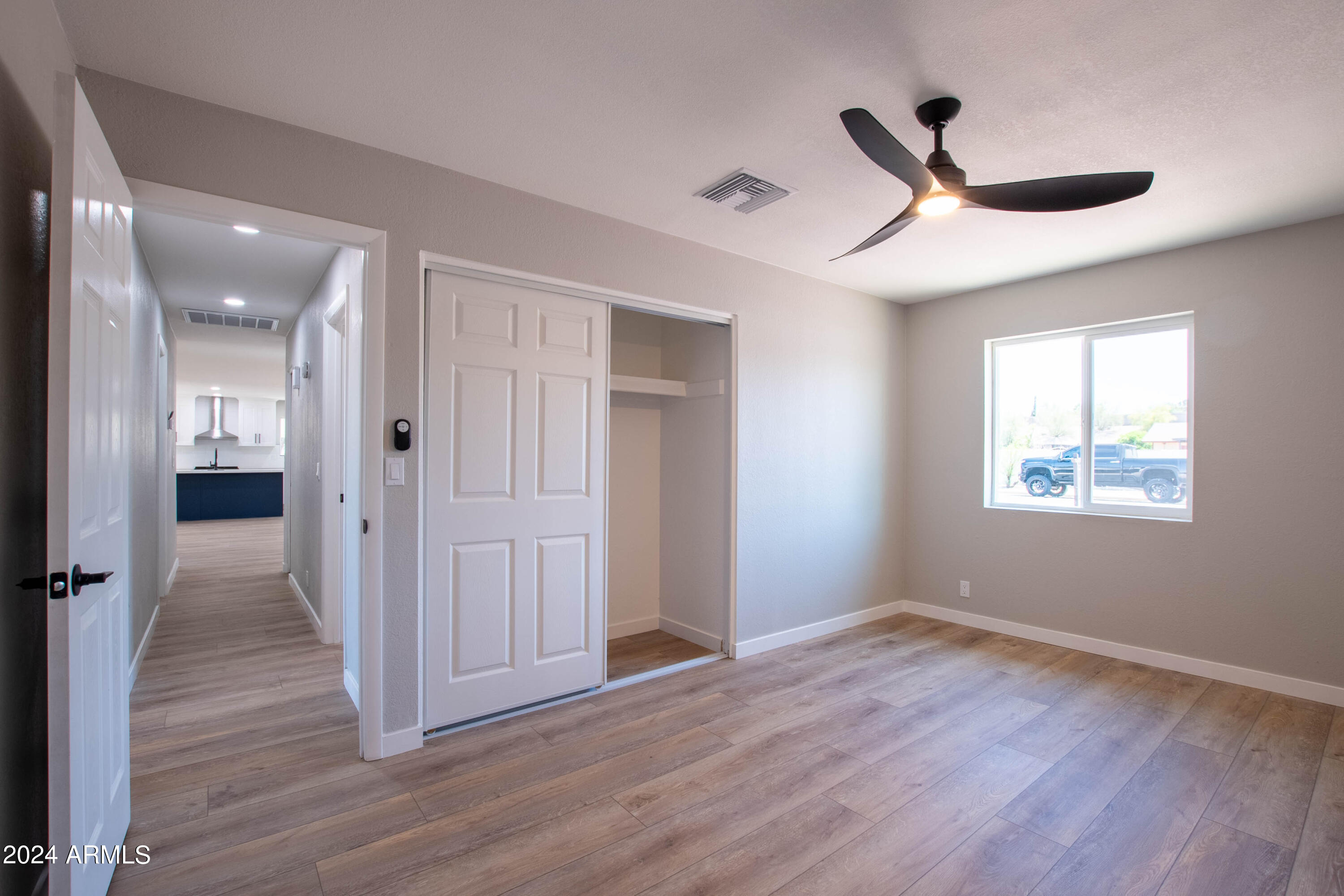 102 W HILLVIEW Street