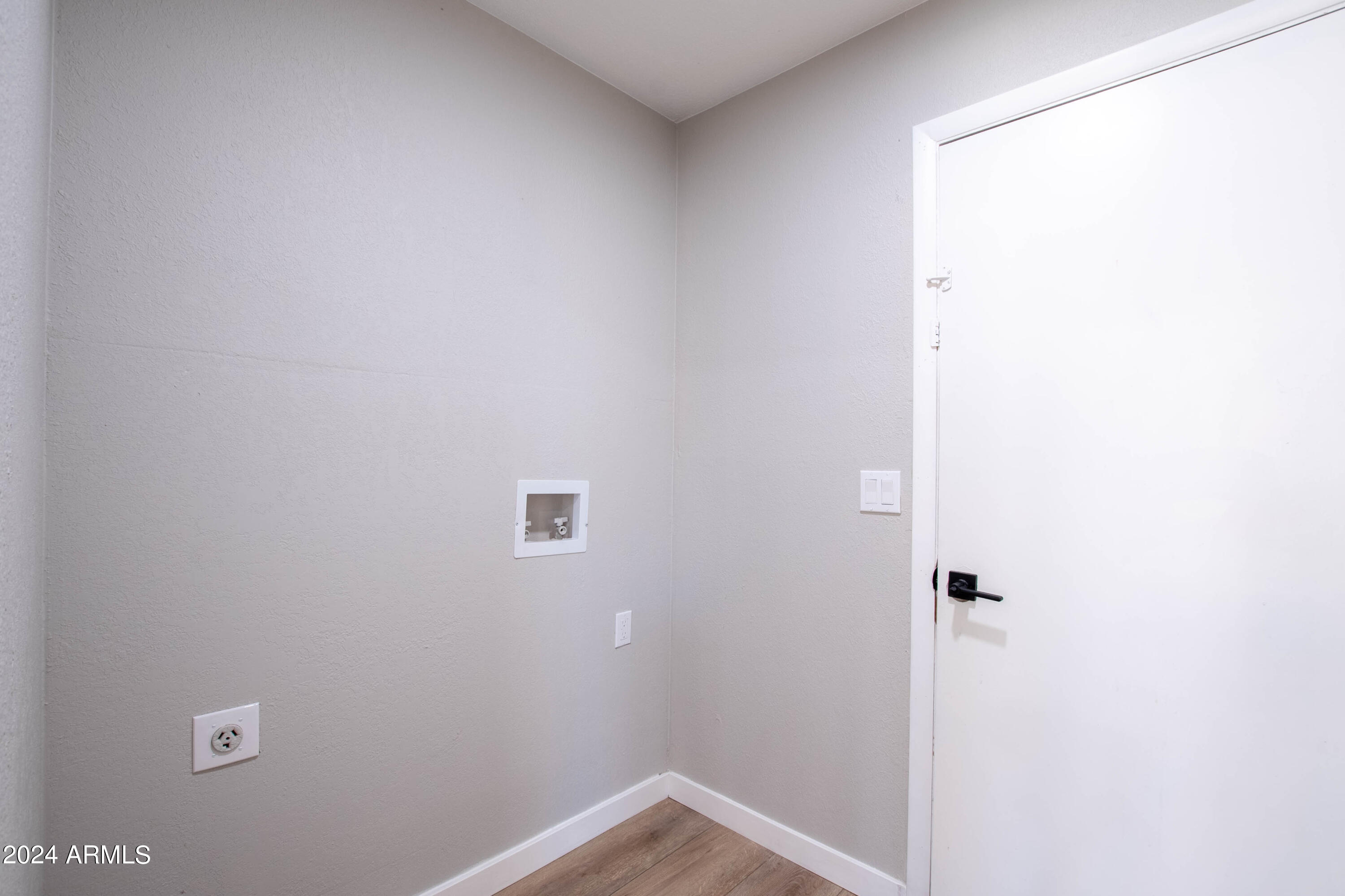 102 W HILLVIEW Street