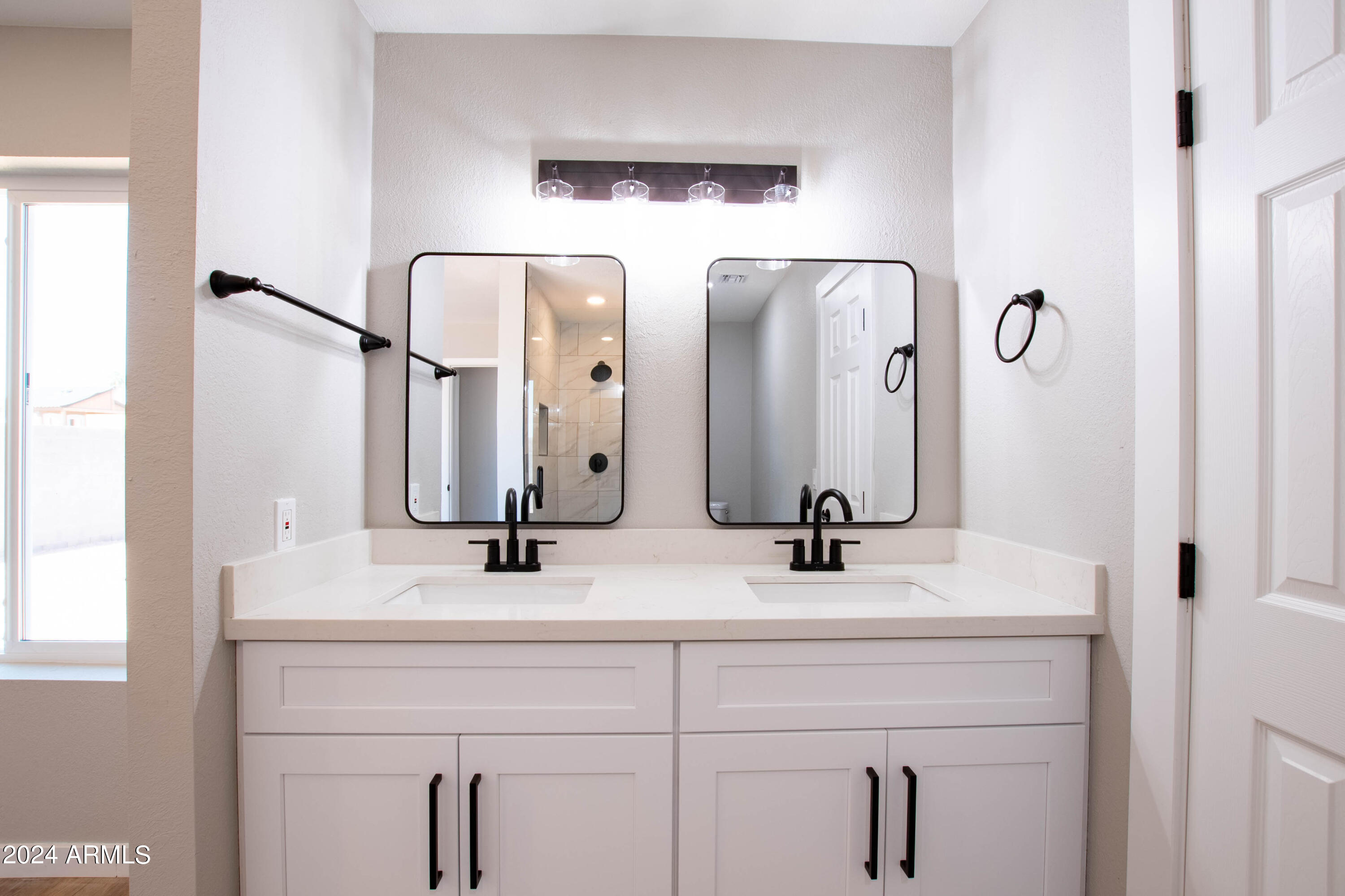 102 W HILLVIEW Street