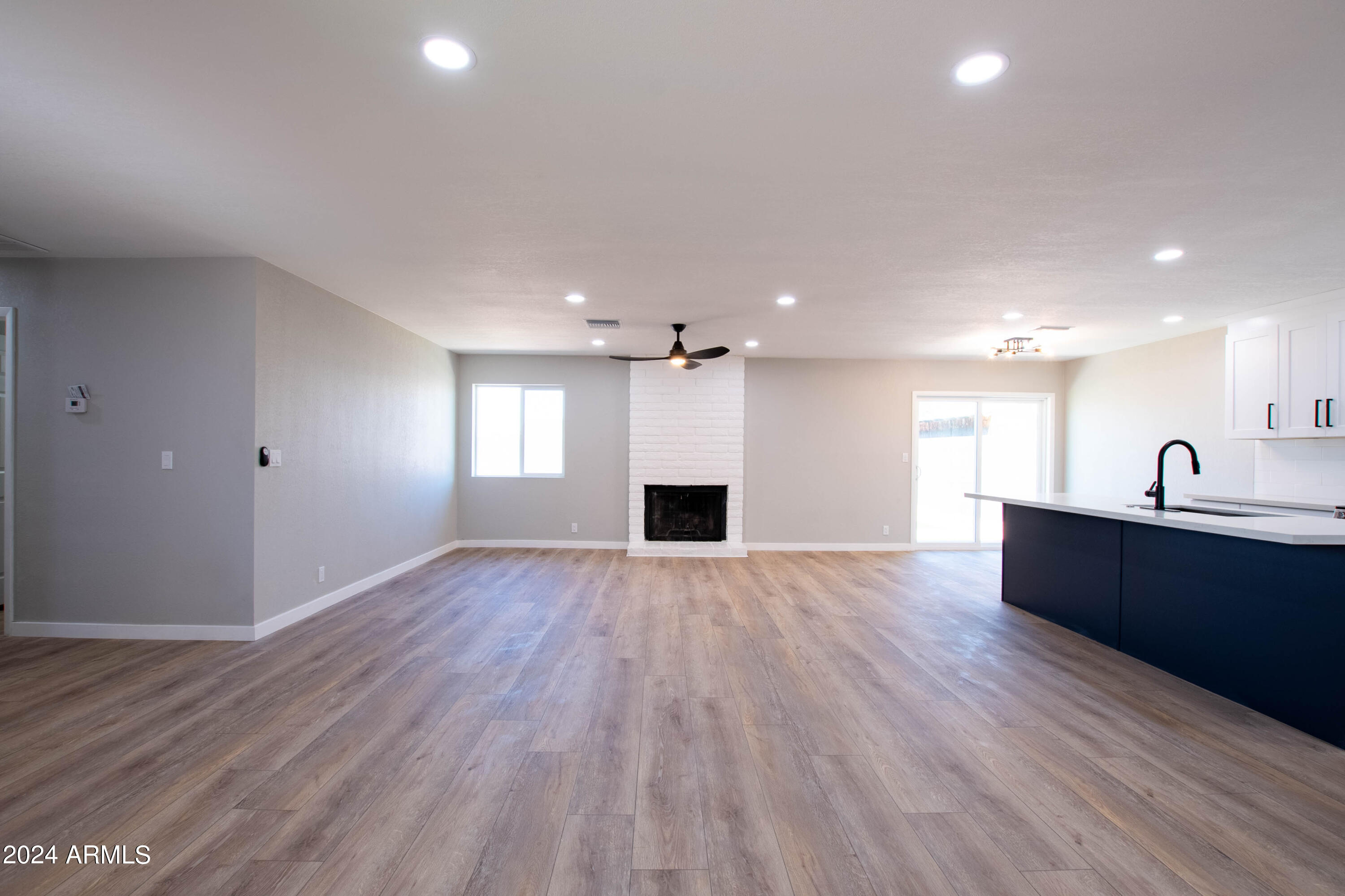 102 W HILLVIEW Street