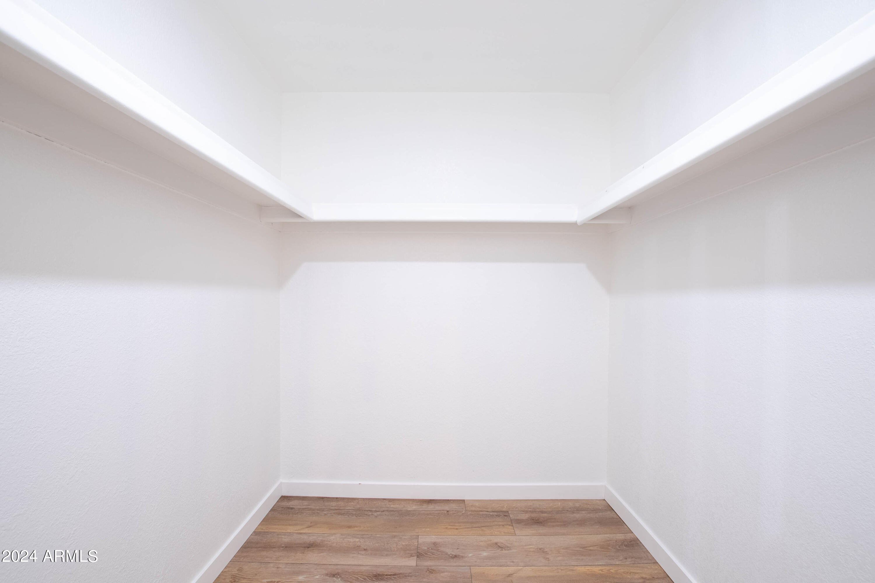 102 W HILLVIEW Street