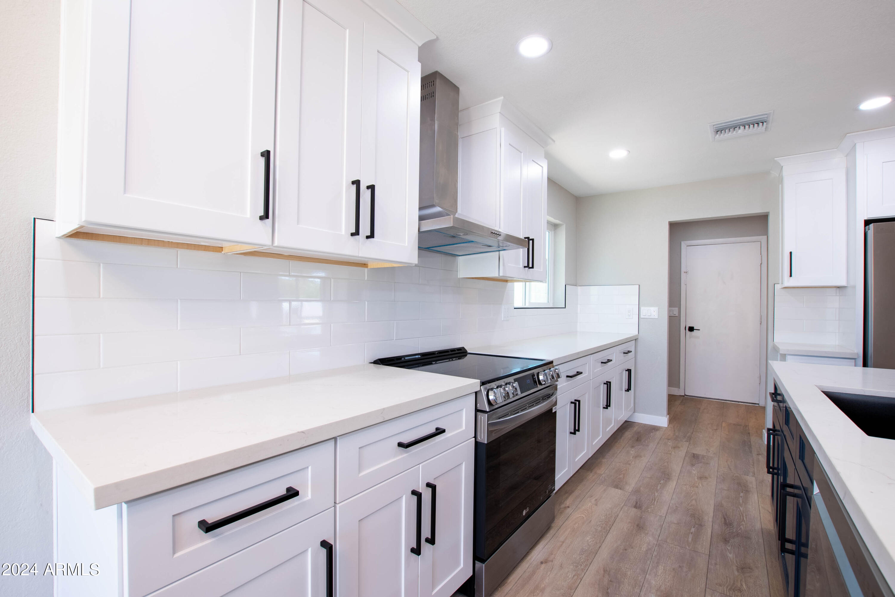 102 W HILLVIEW Street