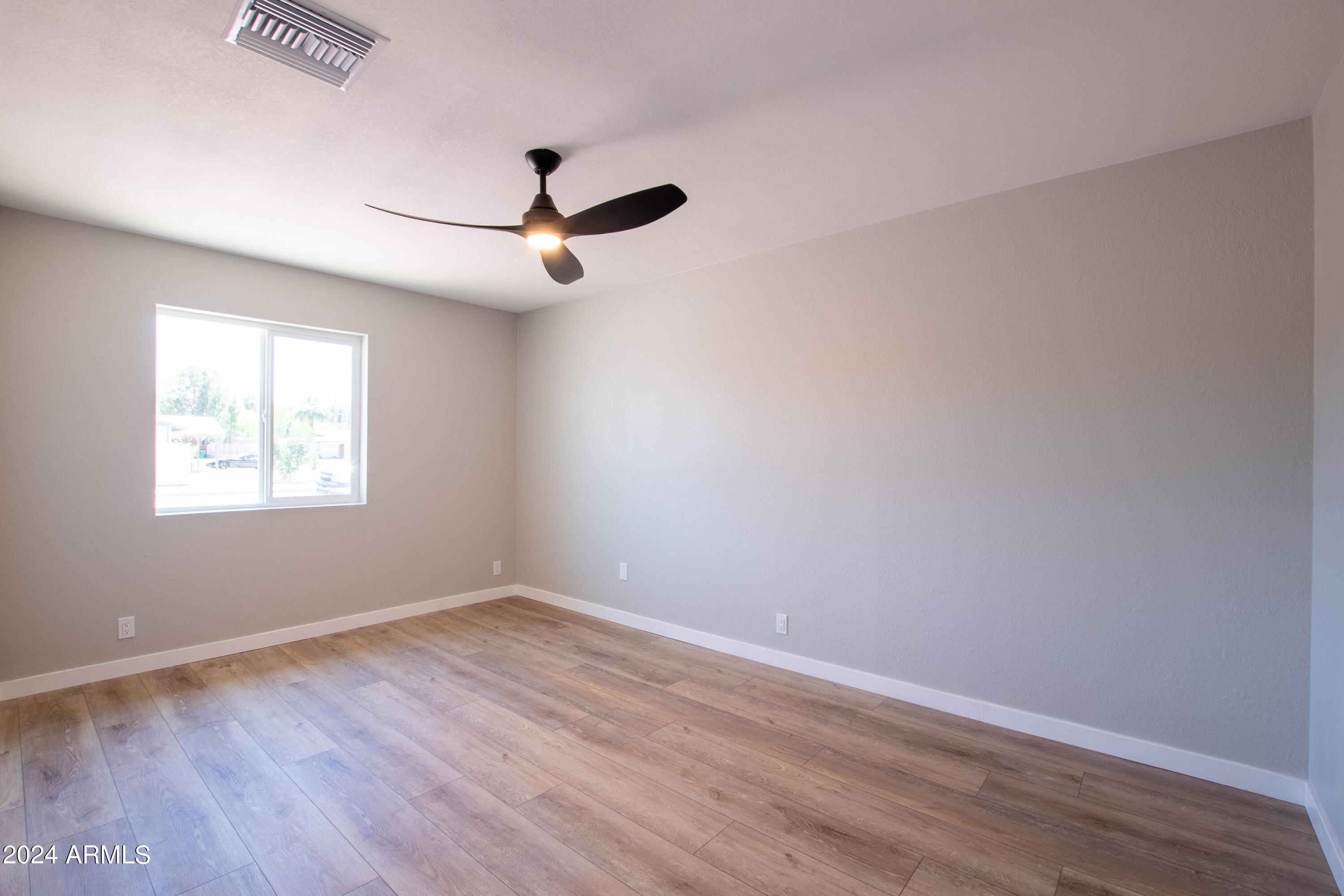 102 W HILLVIEW Street