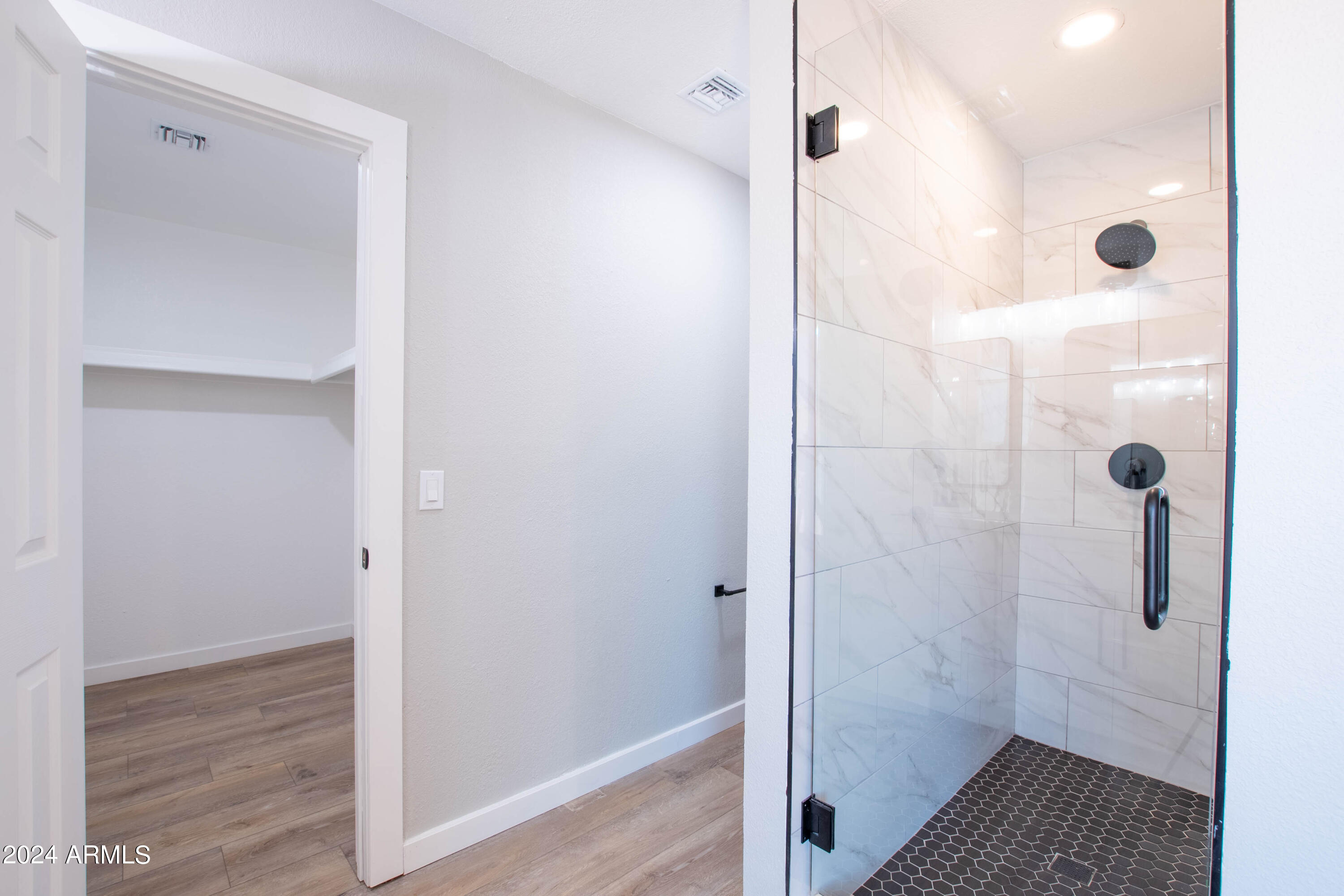 102 W HILLVIEW Street