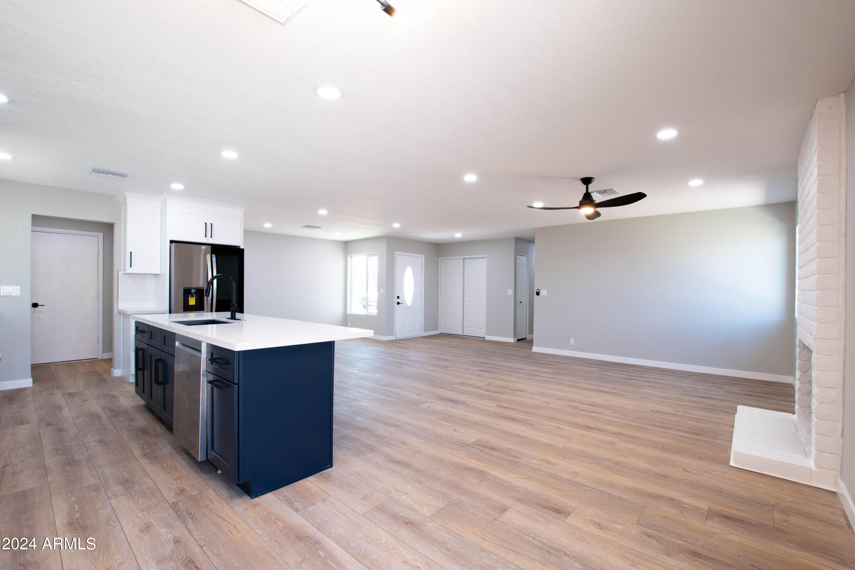 102 W HILLVIEW Street