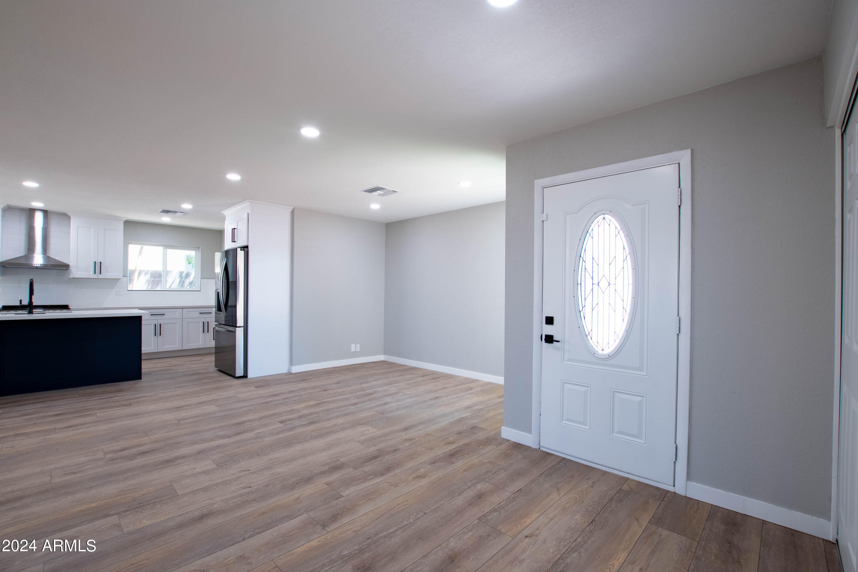 102 W HILLVIEW Street