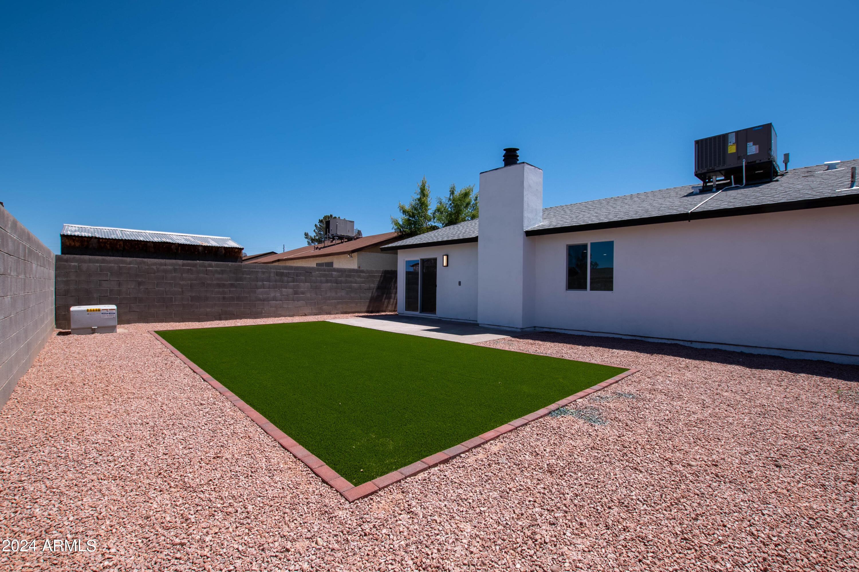 102 W HILLVIEW Street