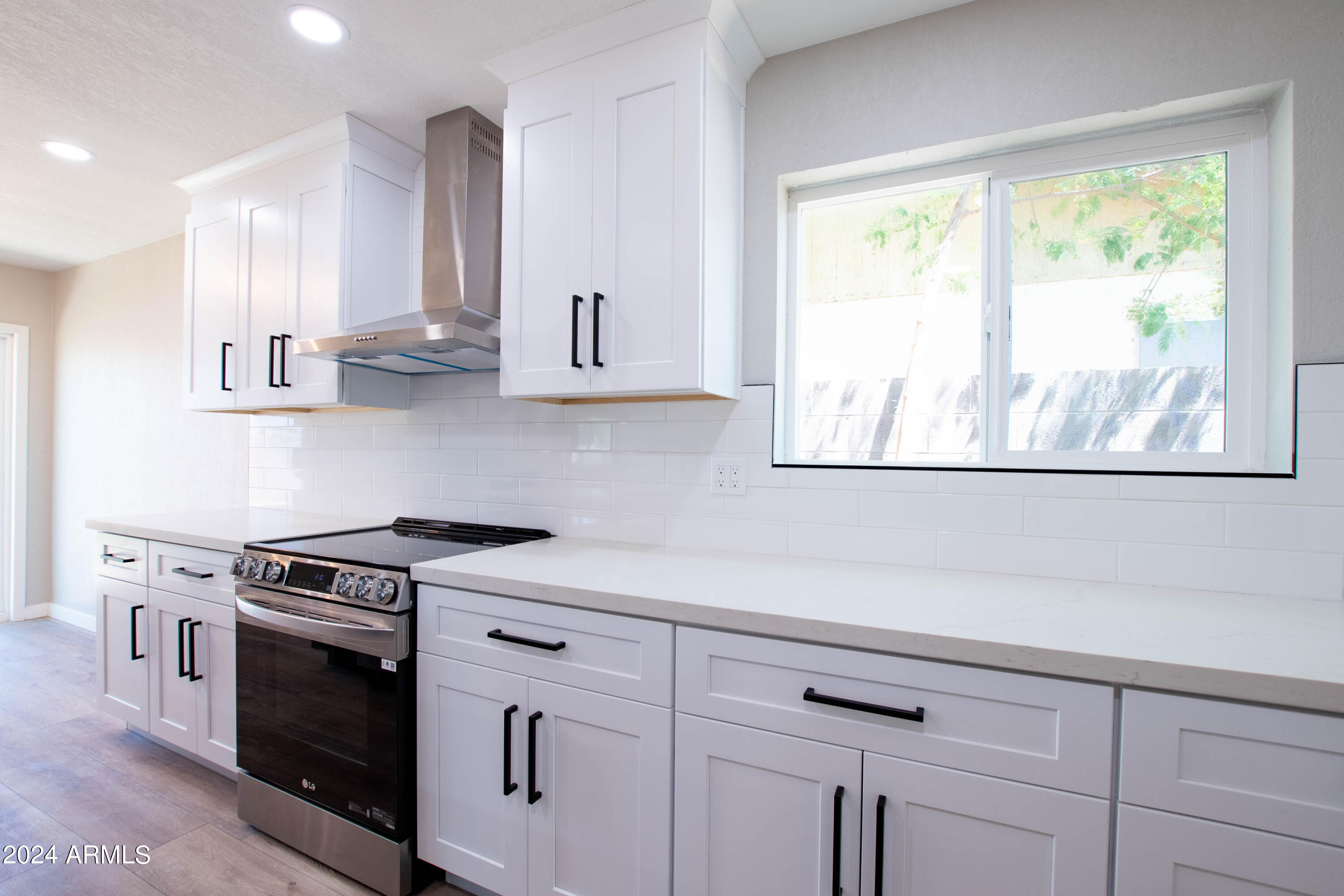 102 W HILLVIEW Street