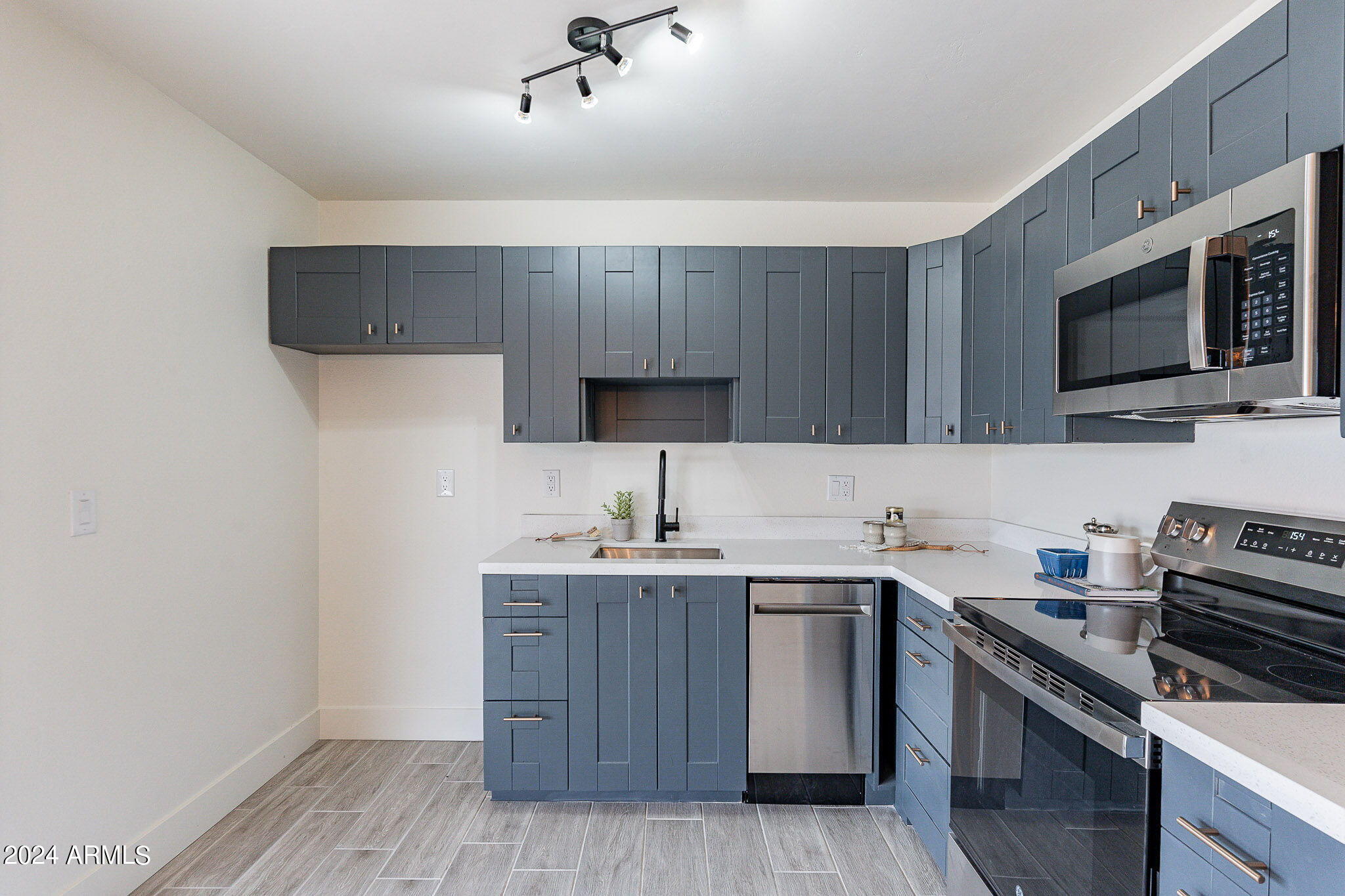 2120 E GREENWAY Road