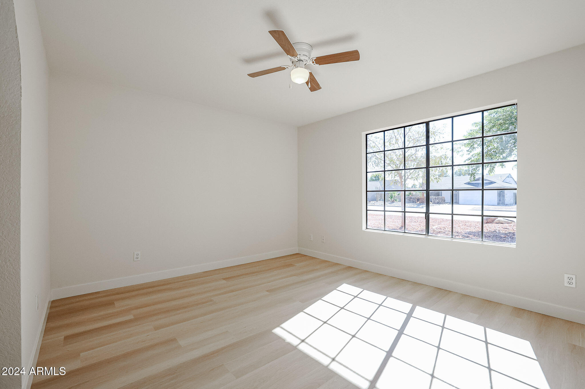 5604 W WHITTEN Street