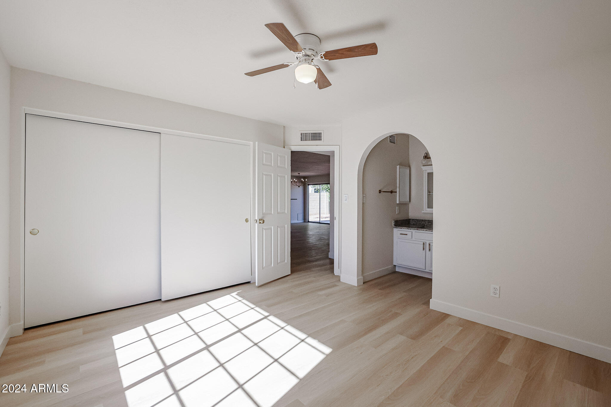 5604 W WHITTEN Street