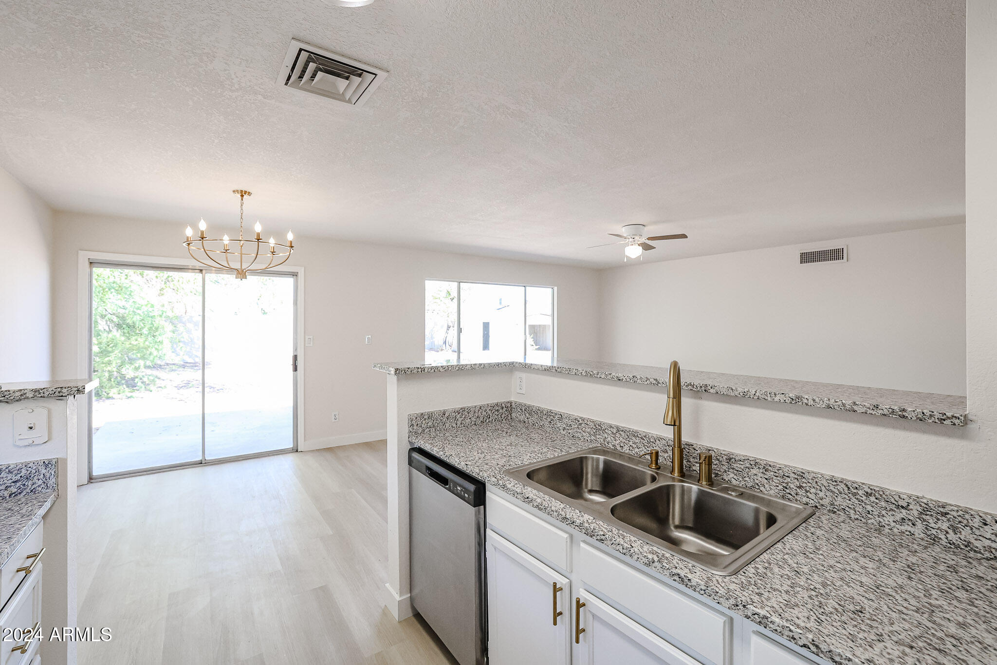 5604 W WHITTEN Street