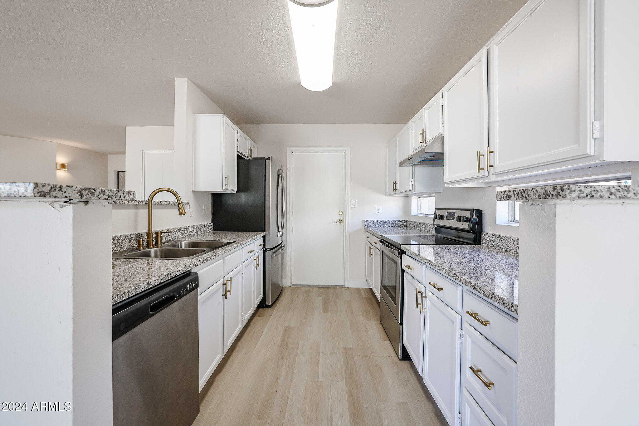 5604 W WHITTEN Street