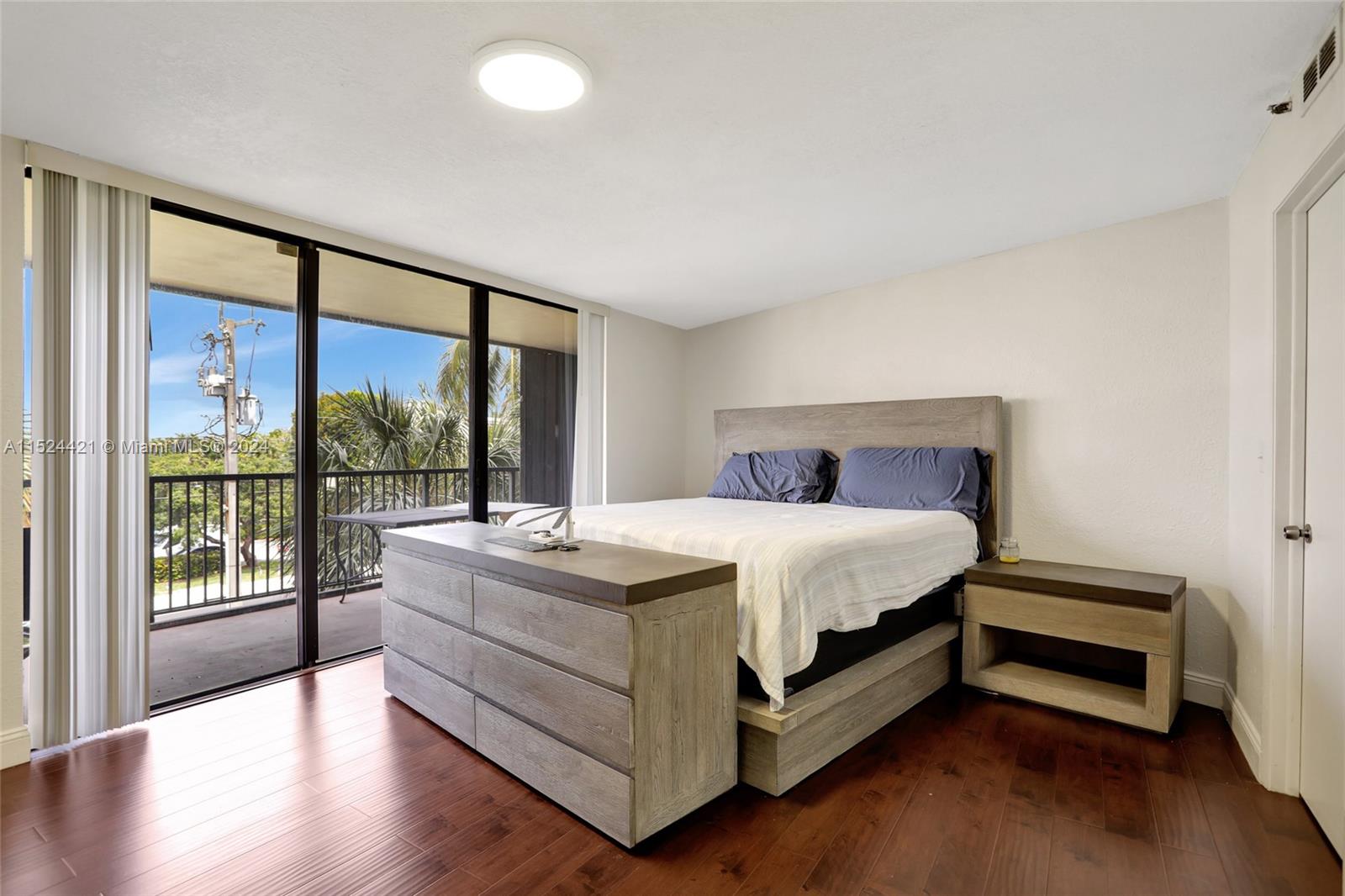 1167 Hillsboro Mile # 208