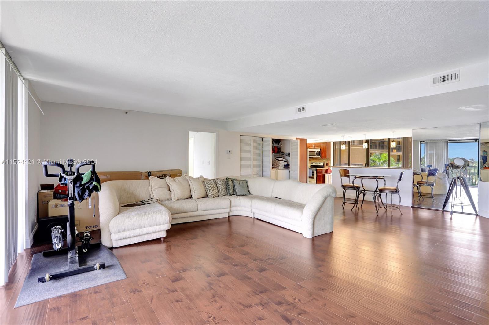 1167 Hillsboro Mile # 208