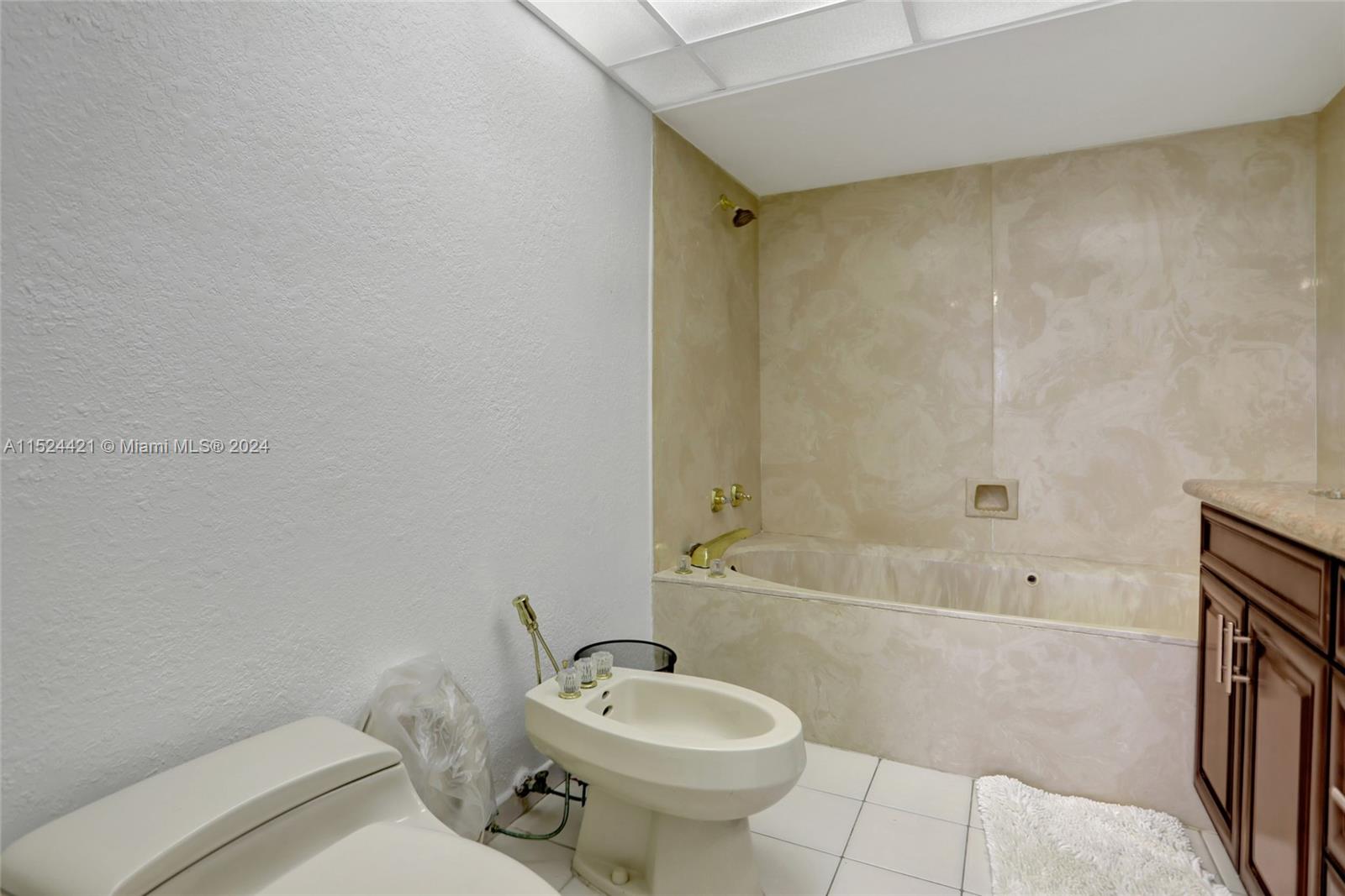 1167 Hillsboro Mile # 208