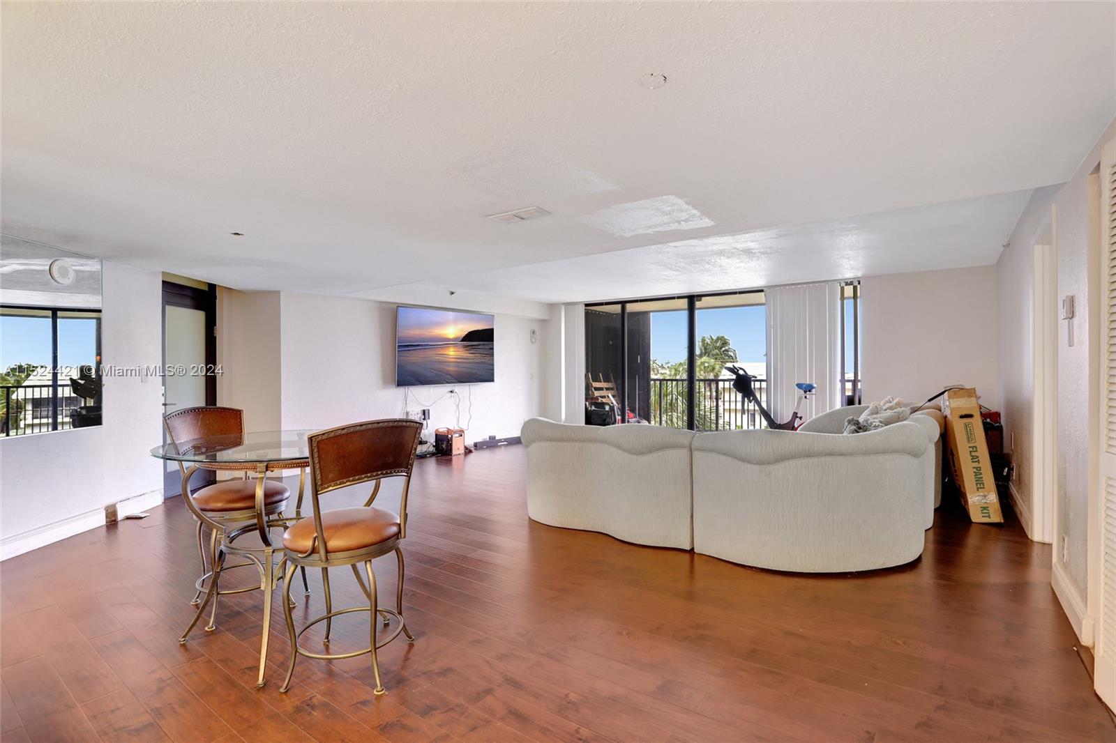 1167 Hillsboro Mile # 208