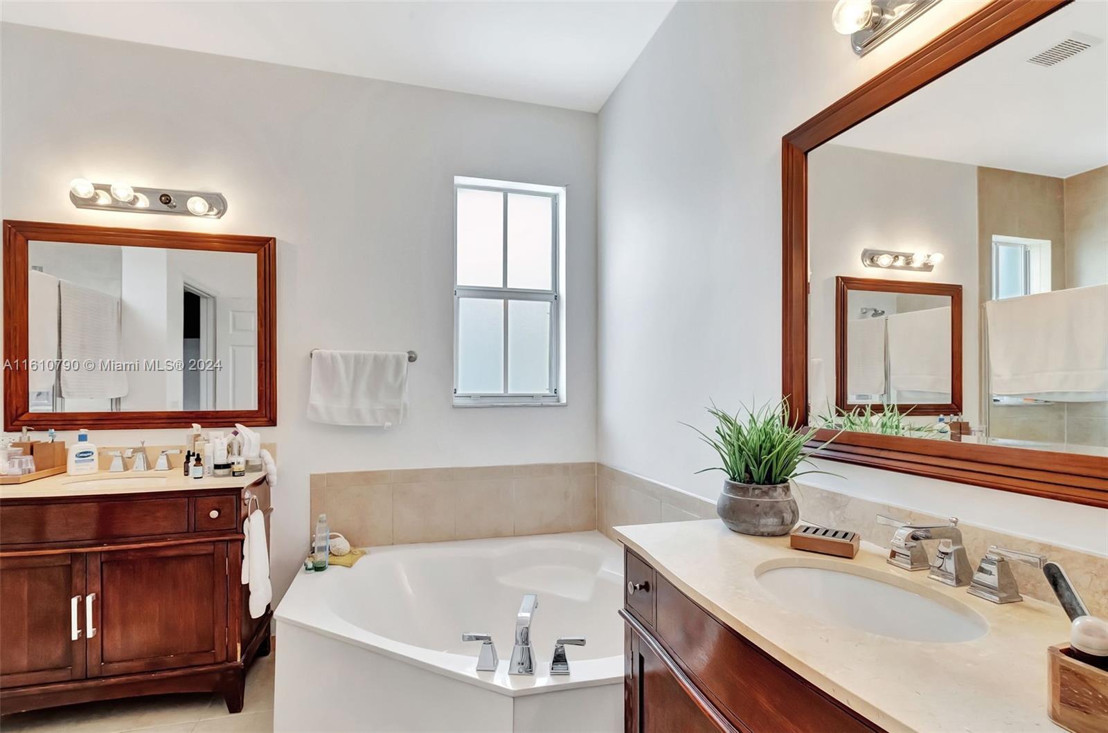 10702 NW 77th St # 10702