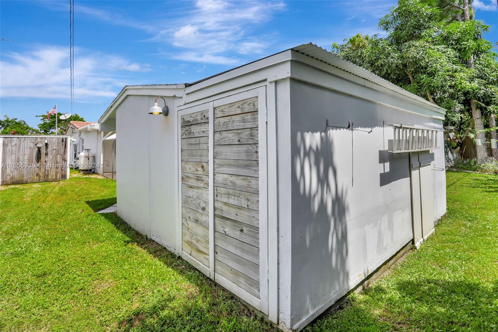 710 NW 37th St